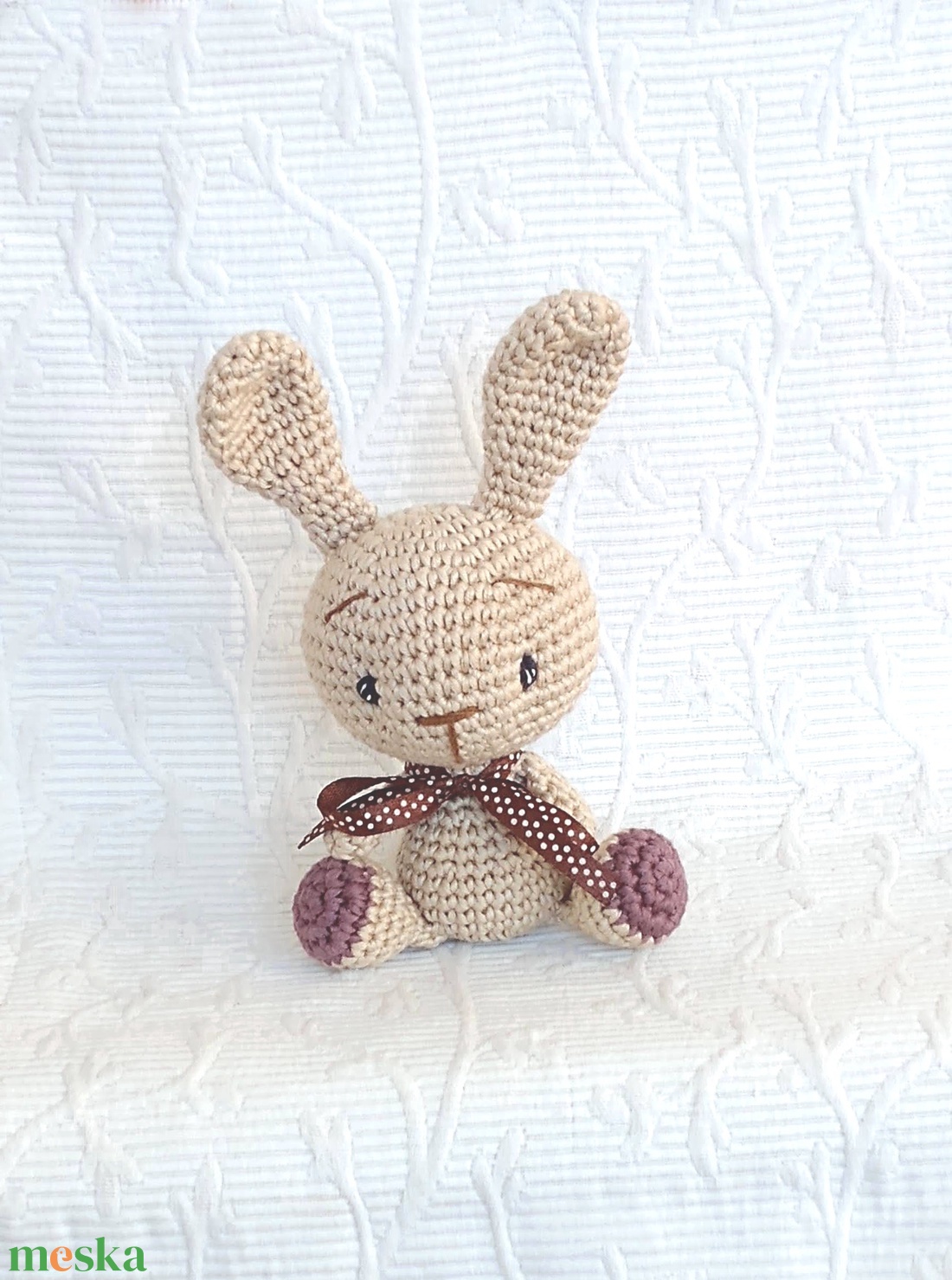  Drapp nyuszi- barna pöttyes szalaggal - amigurumi- marokállat - játék & sport - plüssállat & játékfigura - nyuszi - Meska.hu