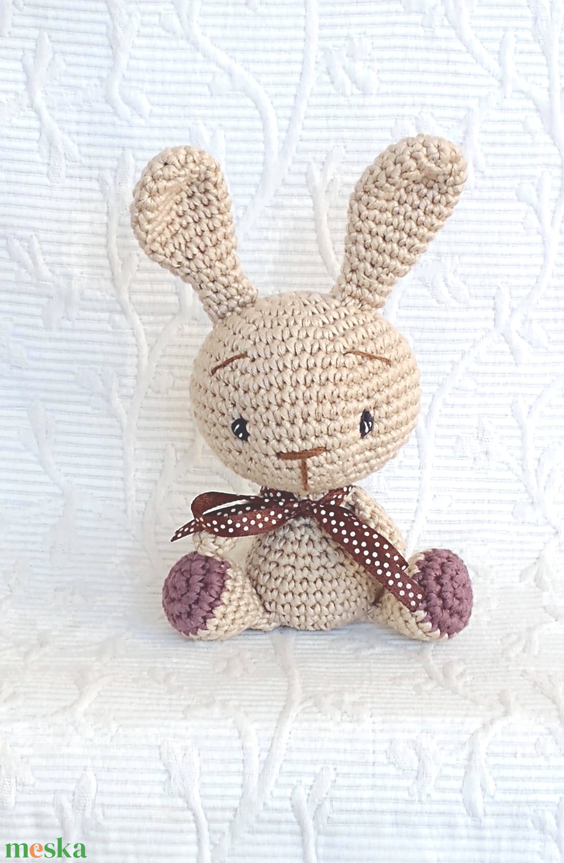  Drapp nyuszi- barna pöttyes szalaggal - amigurumi- marokállat - játék & sport - plüssállat & játékfigura - nyuszi - Meska.hu