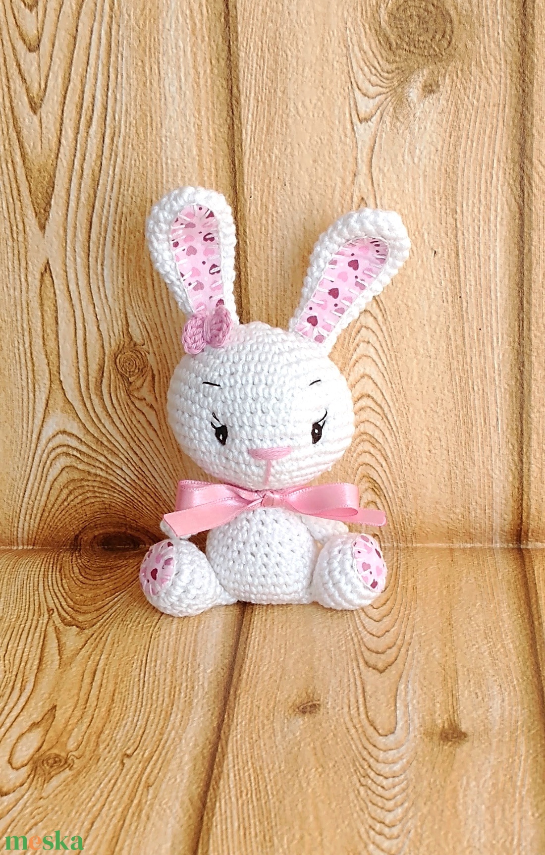 Fehér Nyuszi lány - szívecskés - púder szalagos-  horgolt marokállat - játék & sport - plüssállat & játékfigura - nyuszi - Meska.hu
