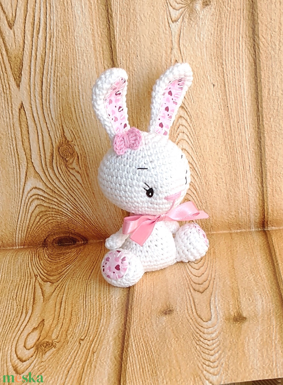Fehér Nyuszi lány - szívecskés - púder szalagos-  horgolt marokállat - játék & sport - plüssállat & játékfigura - nyuszi - Meska.hu