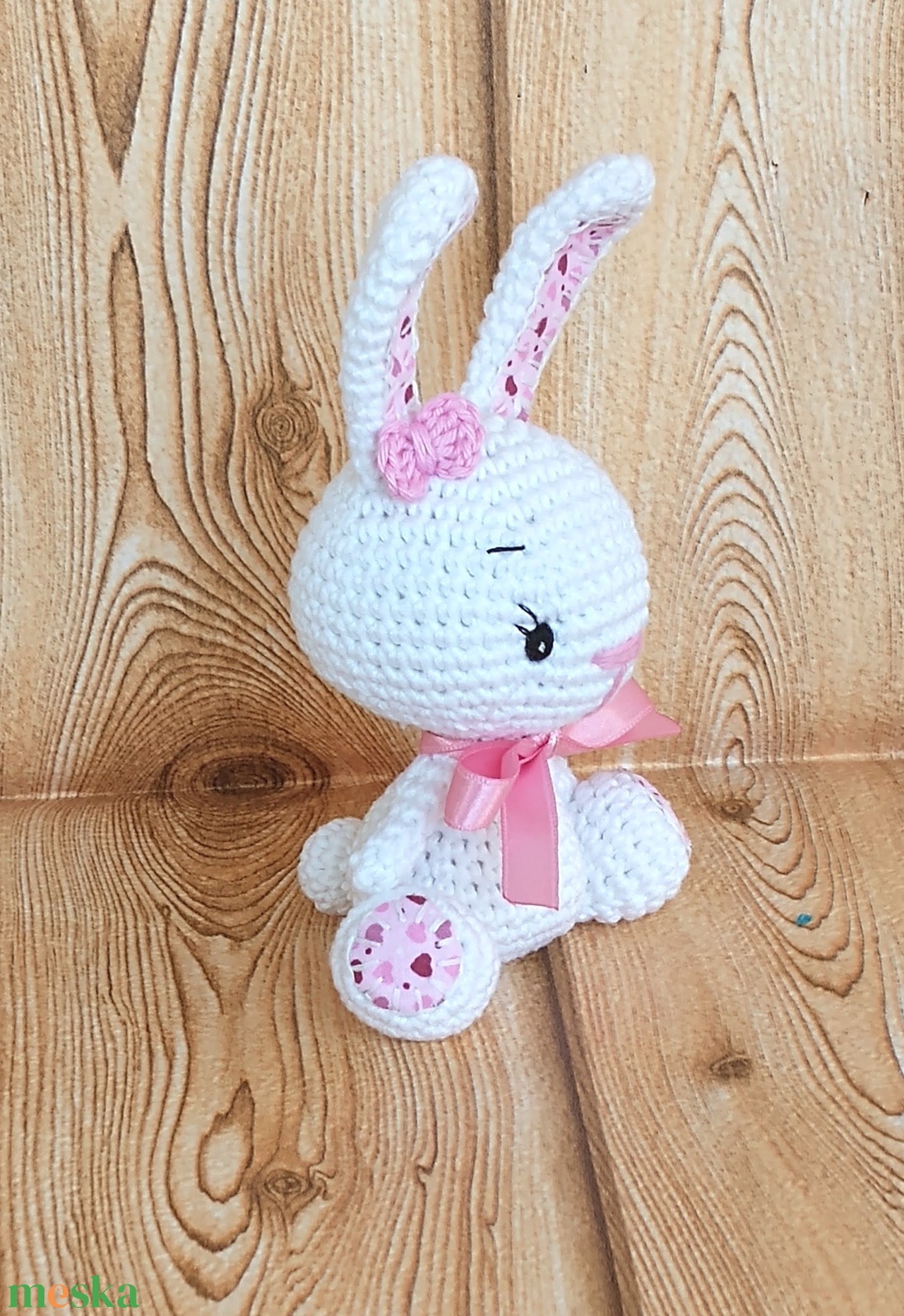 Fehér Nyuszi lány - szívecskés - púder szalagos-  horgolt marokállat - játék & sport - plüssállat & játékfigura - nyuszi - Meska.hu