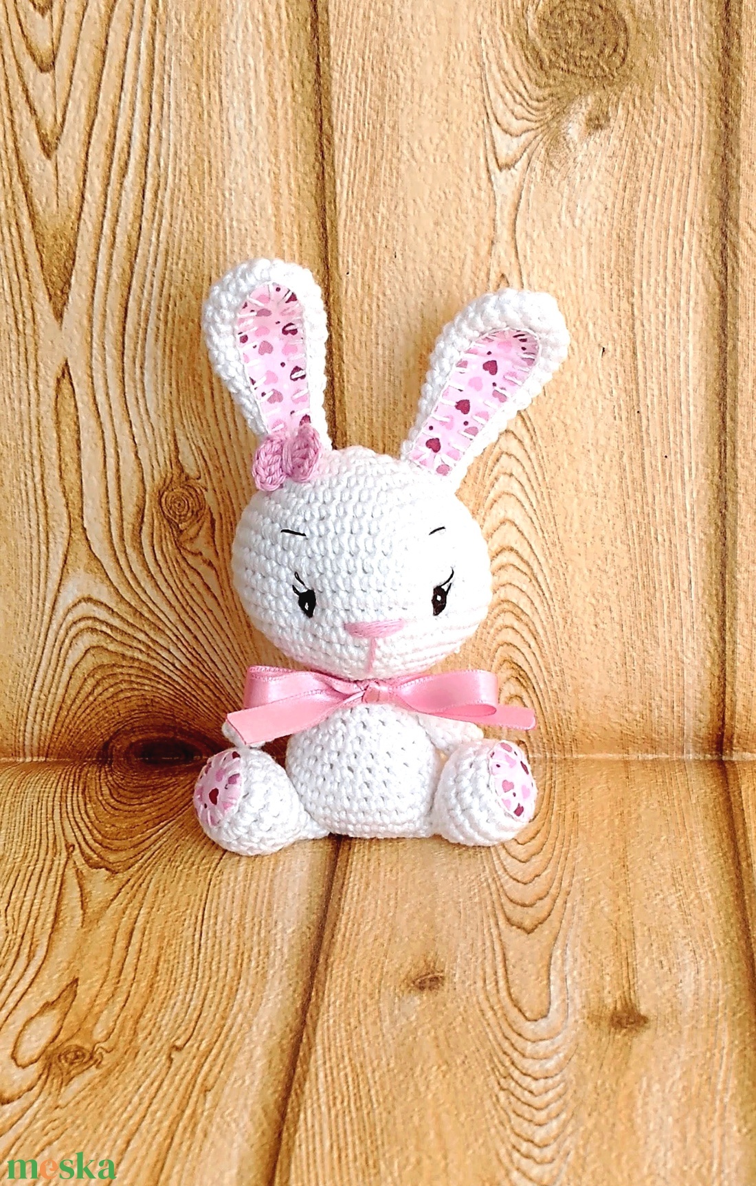 Fehér Nyuszi lány - szívecskés - púder szalagos-  horgolt marokállat - játék & sport - plüssállat & játékfigura - nyuszi - Meska.hu