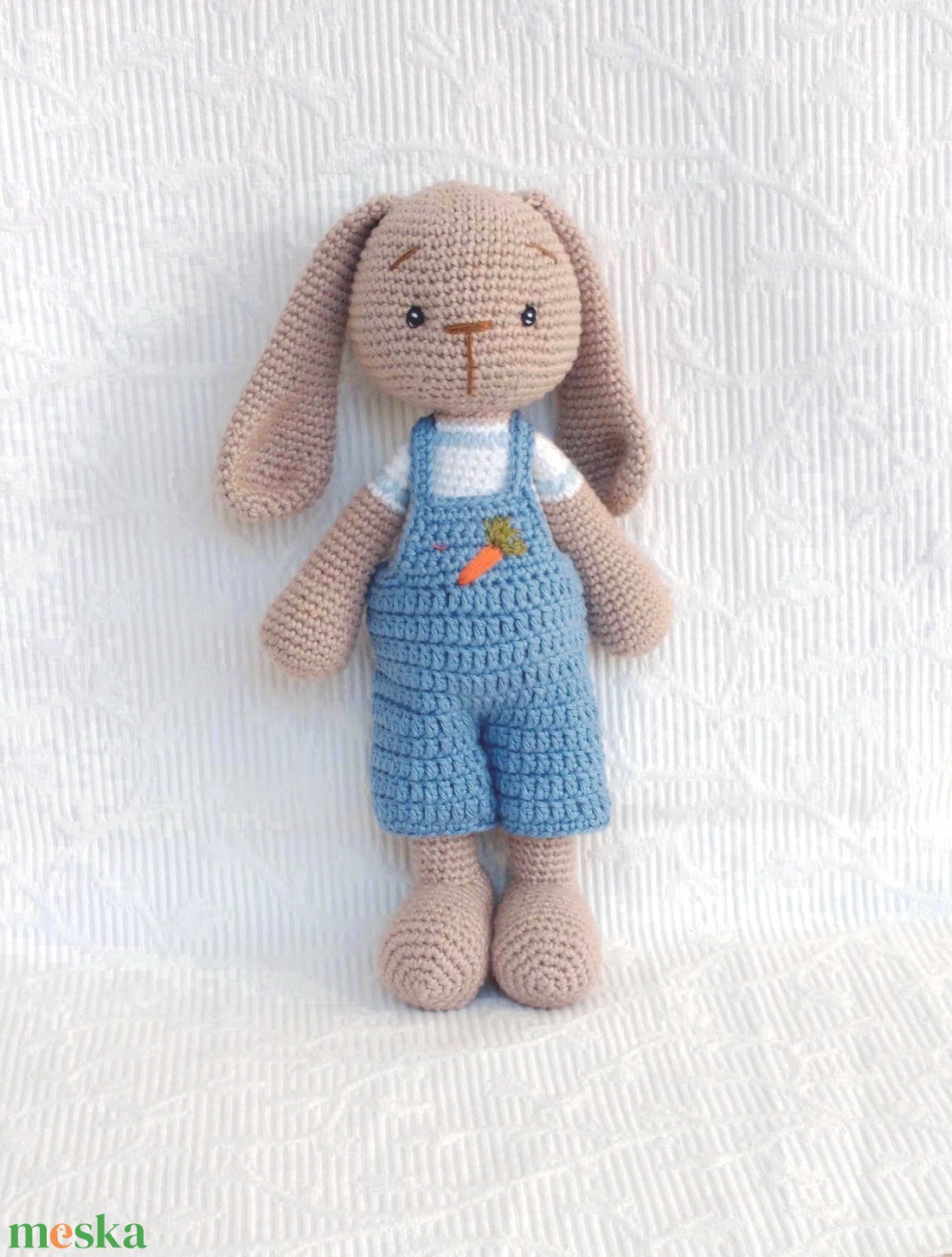 Nyuszi Peti - répás nadrágban  - horgolt - nyuszi figura  - játék & sport - plüssállat & játékfigura - nyuszi - Meska.hu