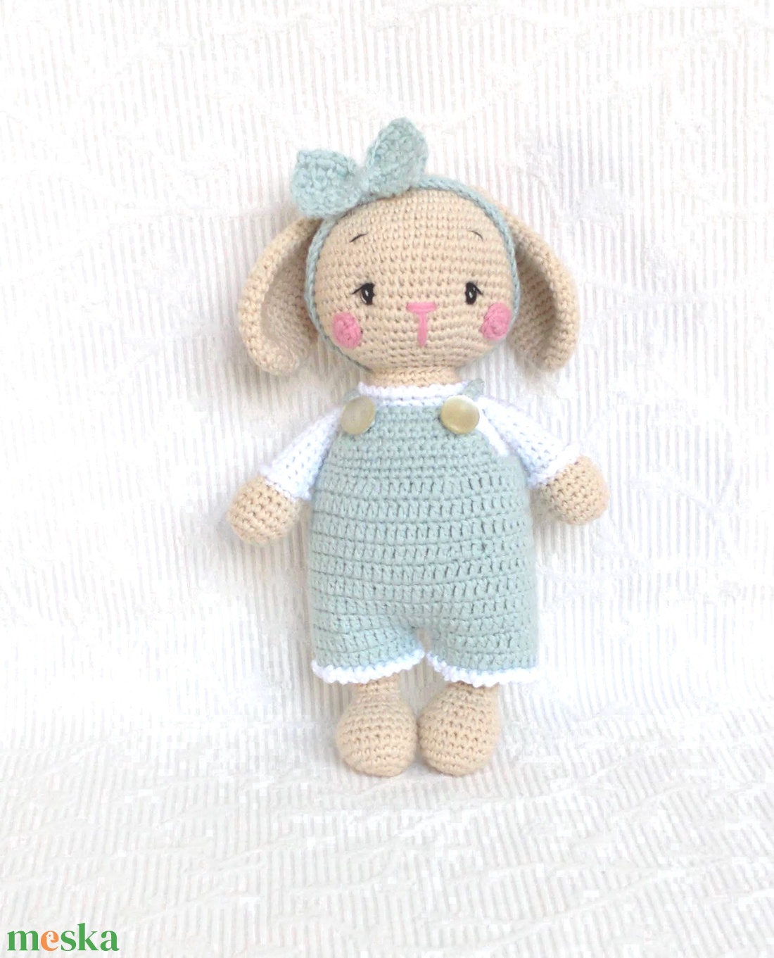 Bézs horgolt nyuszi lány - Világoskék nadrágos nyuszika - horgolt figura - játék & sport - baba & babaház - öltöztethető baba - Meska.hu