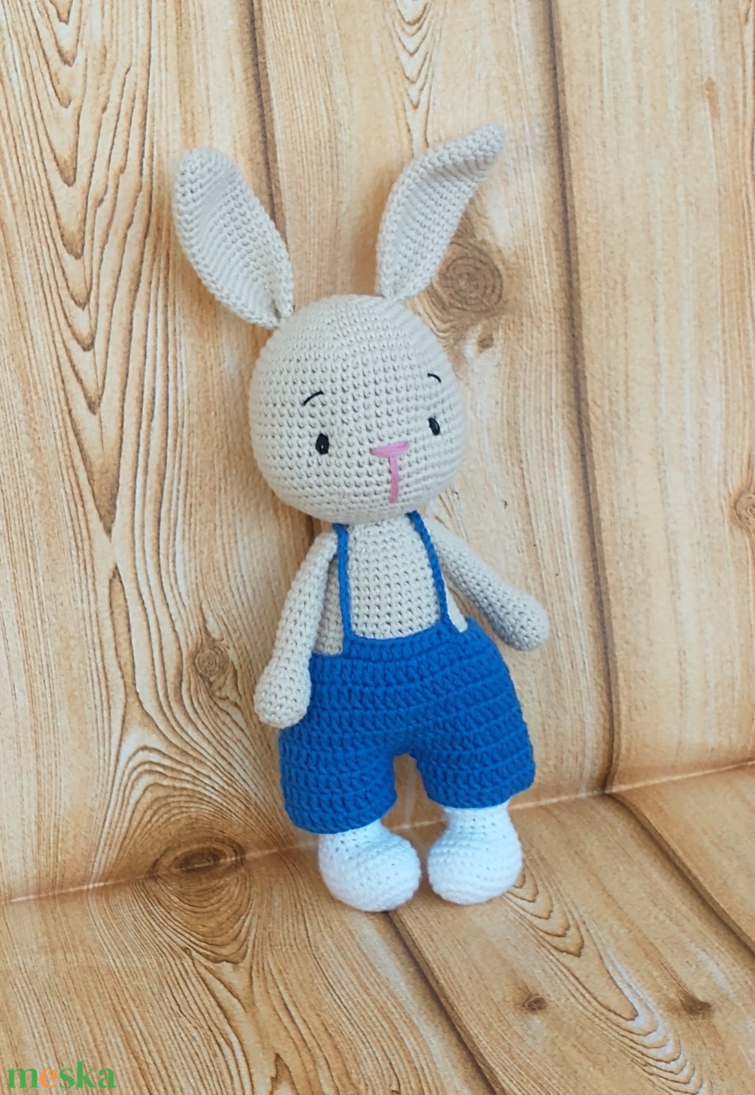 Horgolt nyúl - kék nadrágban 1 -horgolt figura - játék & sport - plüssállat & játékfigura - nyuszi - Meska.hu