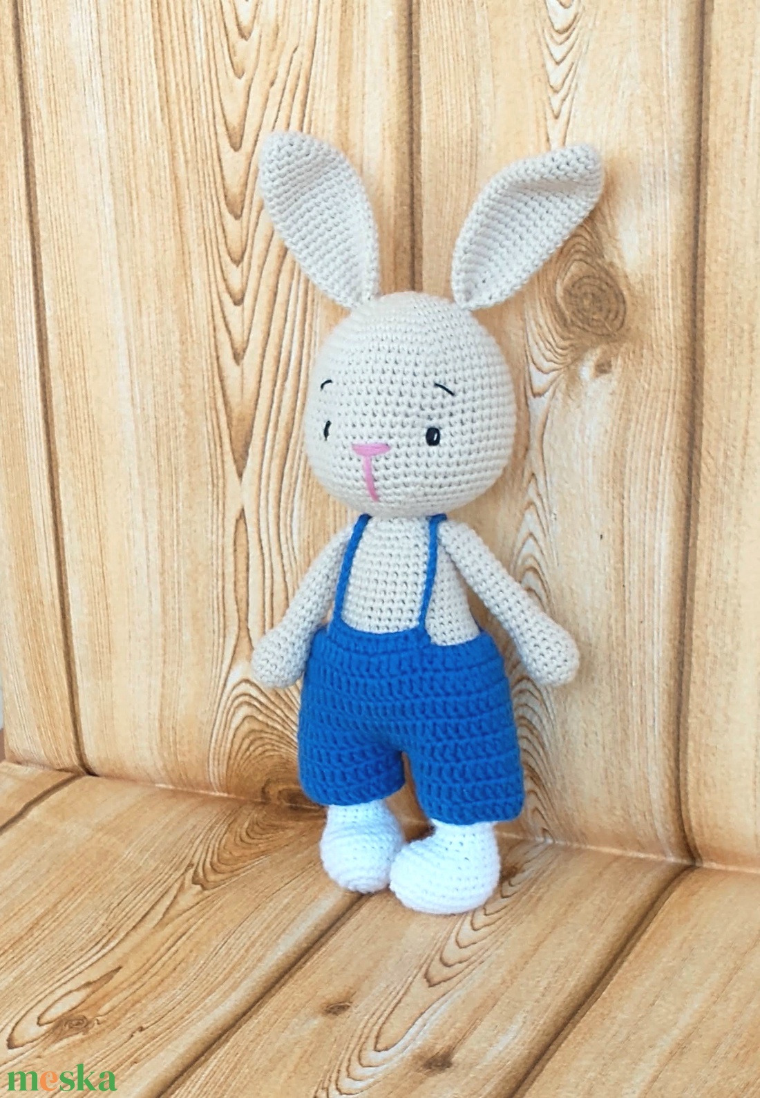 Horgolt nyúl - kék nadrágban 1 -horgolt figura - játék & sport - plüssállat & játékfigura - nyuszi - Meska.hu