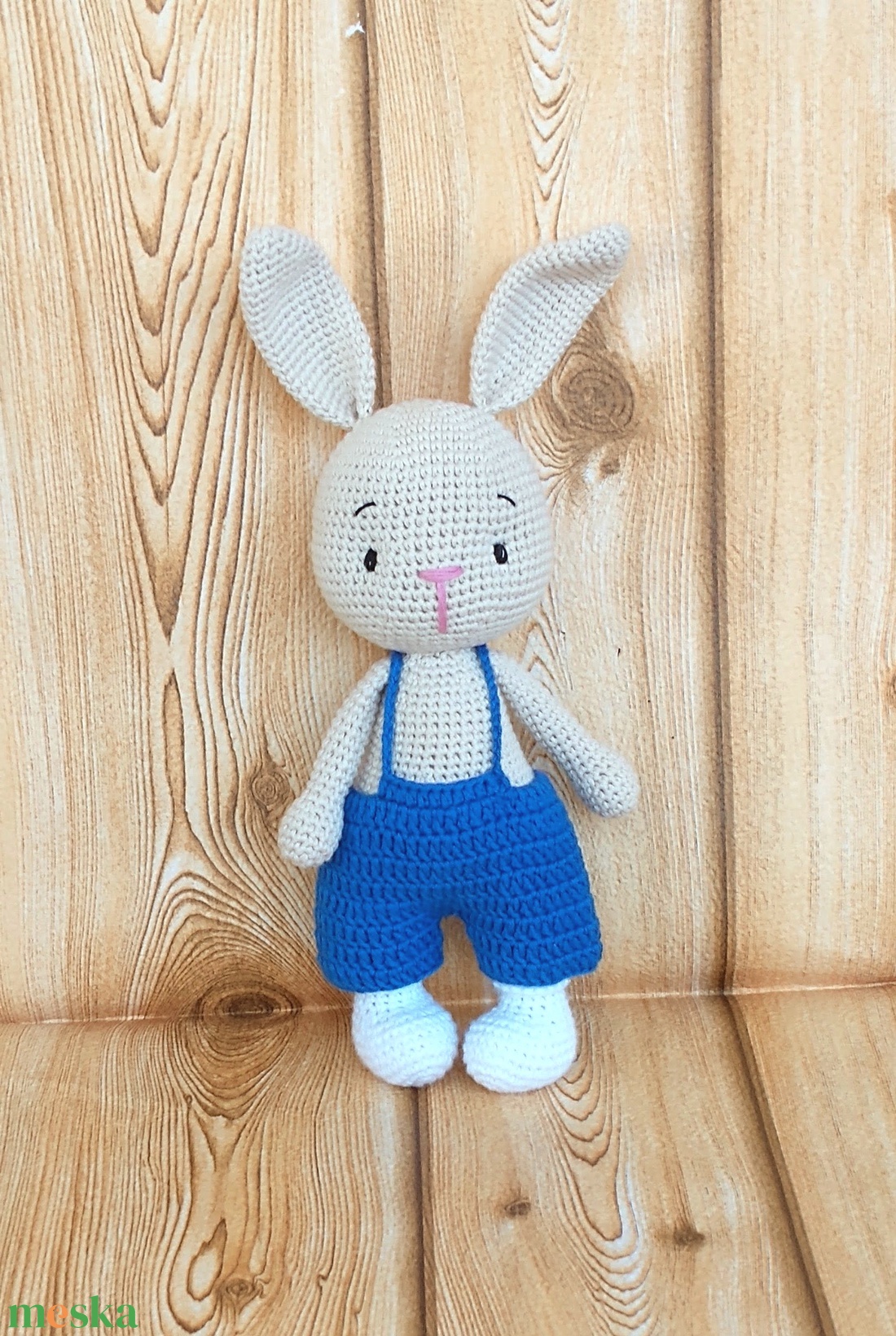 Horgolt nyúl - kék nadrágban 1 -horgolt figura - játék & sport - plüssállat & játékfigura - nyuszi - Meska.hu
