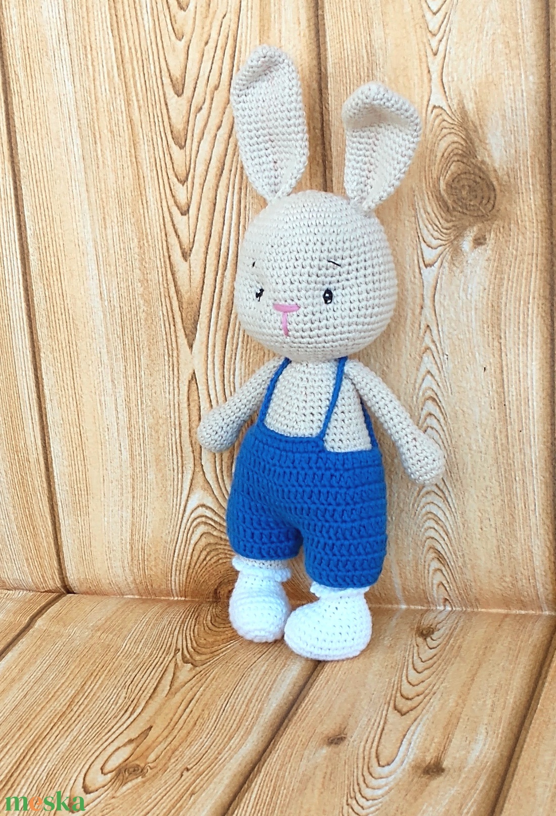Horgolt nyúl - 3. - levehető királykék nadrágban  - horgolt figura - játék & sport - plüssállat & játékfigura - nyuszi - Meska.hu