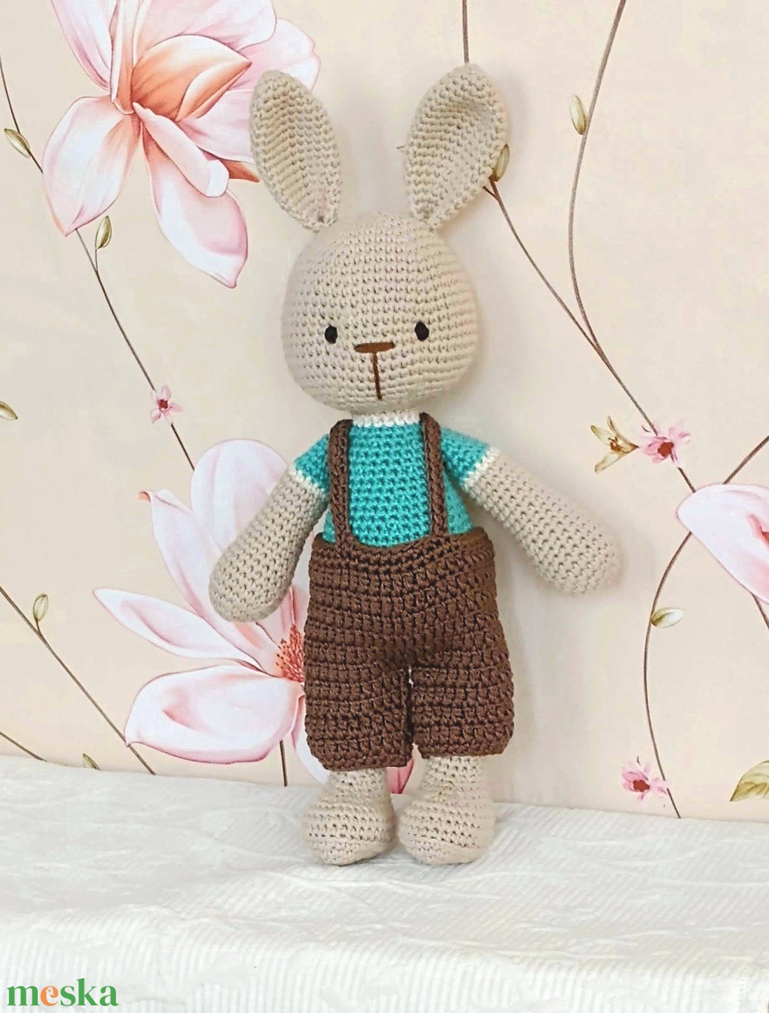 Nyuszi fiú - horgolt - barna nadrágban - horgolt nyuszi figura - játék & sport - baba & babaház - öltöztethető baba - Meska.hu