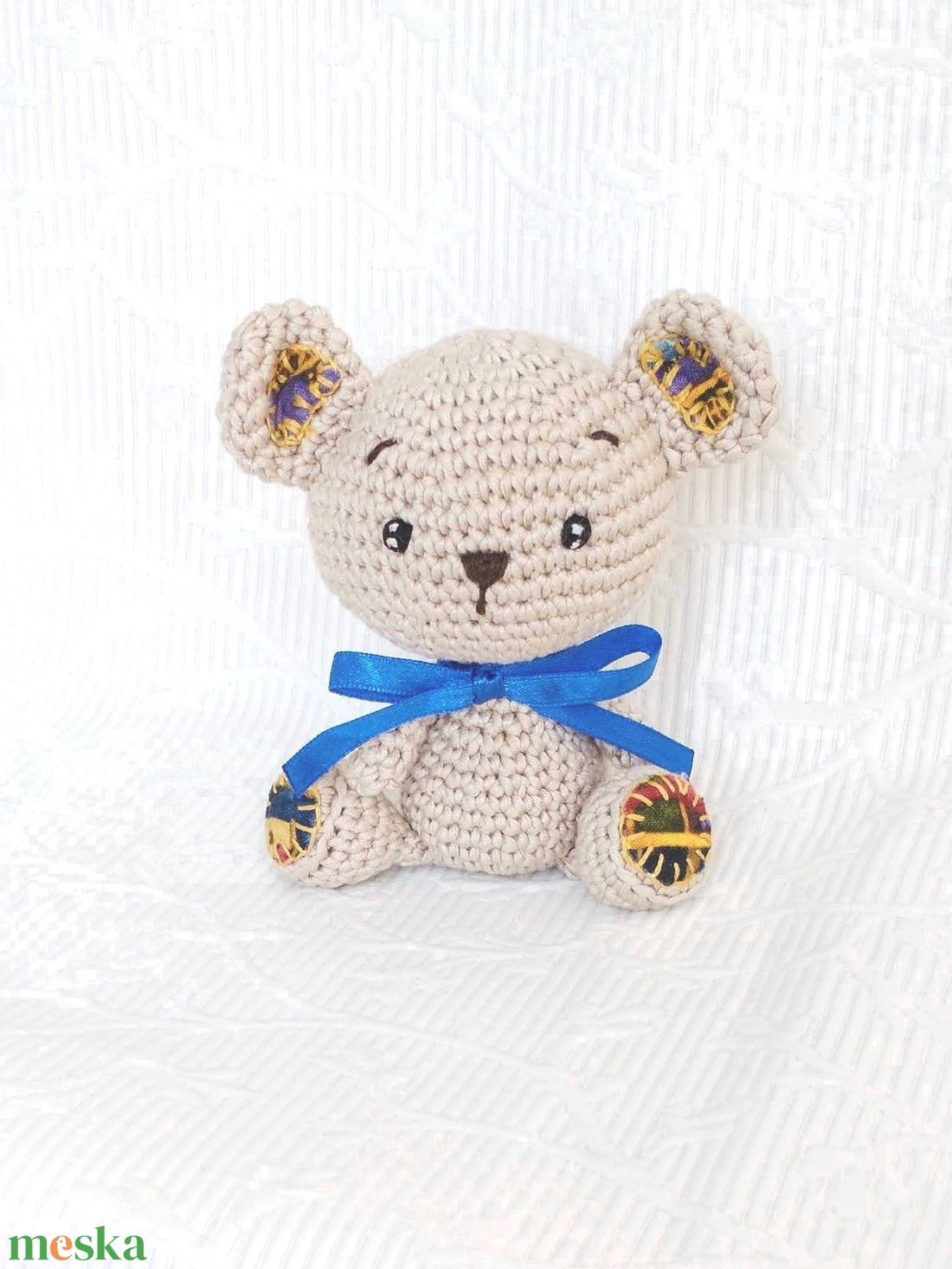 Maci - színes talpakkal- kék szalogos - marokállat - horgolt figura  - játék & sport - plüssállat & játékfigura - maci - Meska.hu