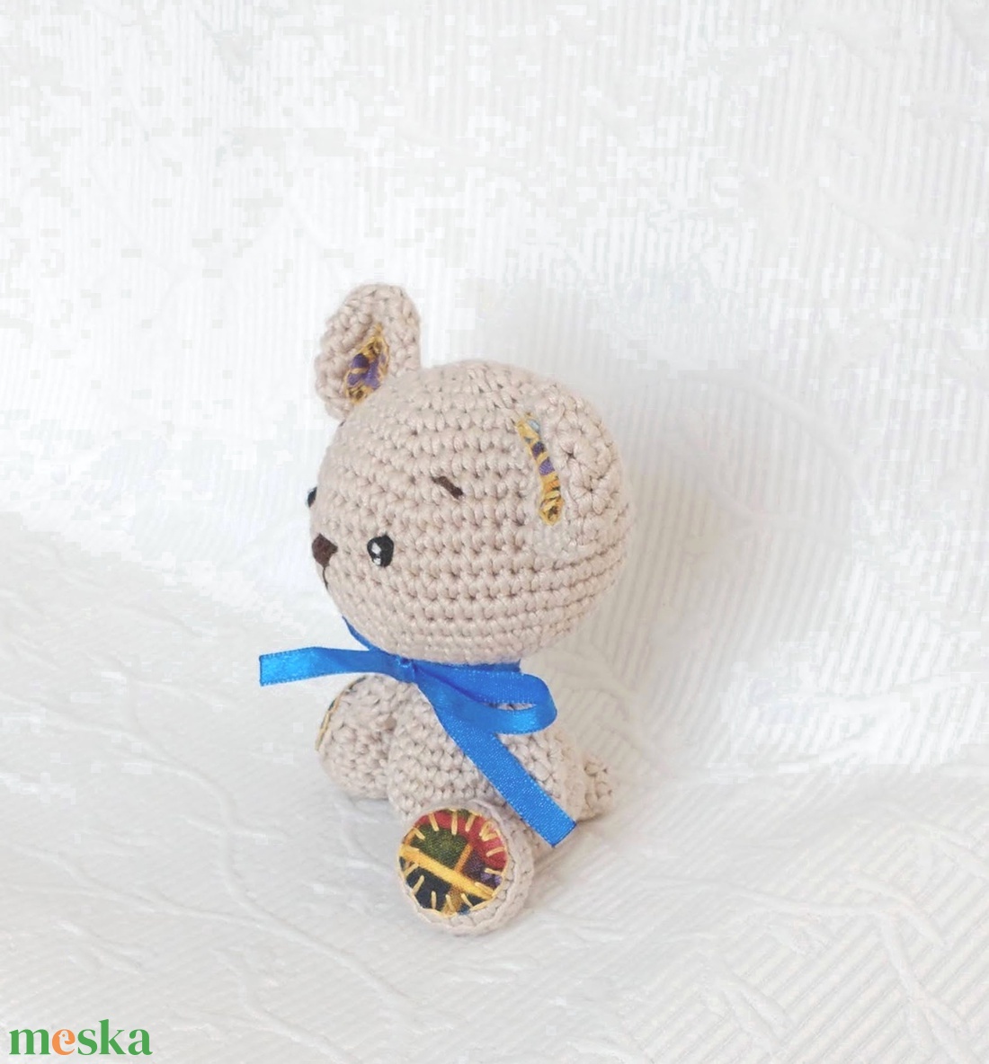 Maci - színes talpakkal- kék szalogos - marokállat - horgolt figura  - játék & sport - plüssállat & játékfigura - maci - Meska.hu