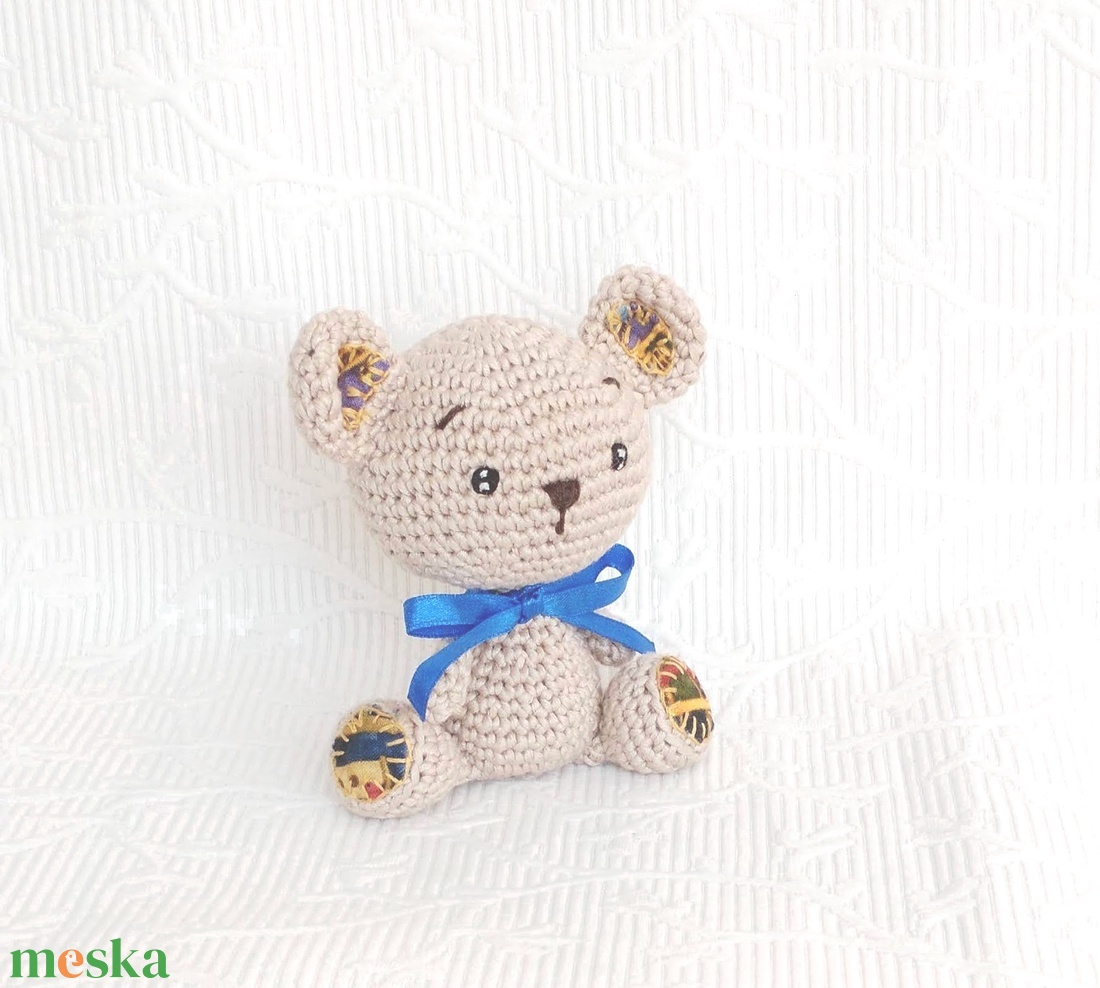 Maci - színes talpakkal- kék szalogos - marokállat - horgolt figura  - játék & sport - plüssállat & játékfigura - maci - Meska.hu