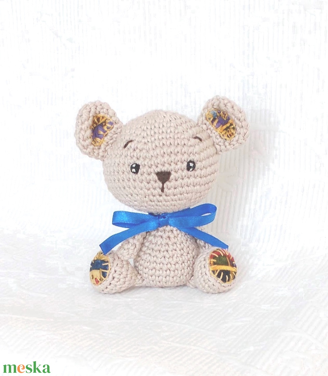 Maci - színes talpakkal- kék szalogos - marokállat - horgolt figura  - játék & sport - plüssállat & játékfigura - maci - Meska.hu