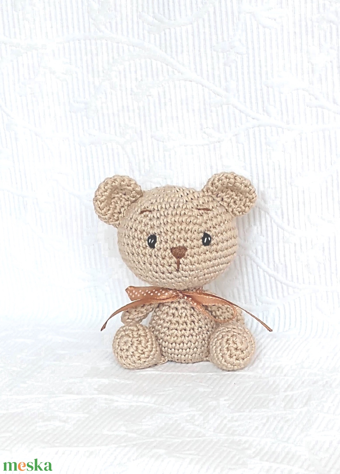  Horgolt Maci - arany pöttyös szalagos -amigurumi - marokállat - játék & sport - plüssállat & játékfigura - maci - Meska.hu