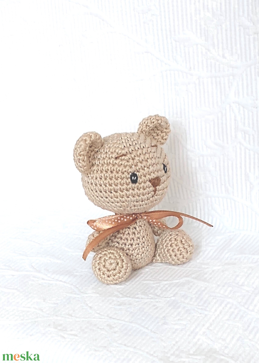  Horgolt Maci - arany pöttyös szalagos -amigurumi - marokállat - játék & sport - plüssállat & játékfigura - maci - Meska.hu