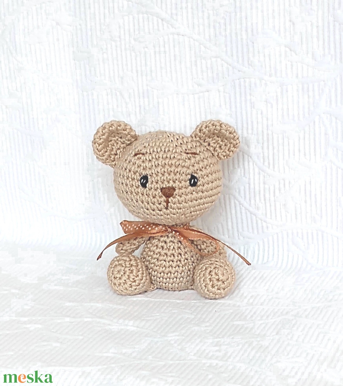  Horgolt Maci - arany pöttyös szalagos -amigurumi - marokállat - játék & sport - plüssállat & játékfigura - maci - Meska.hu