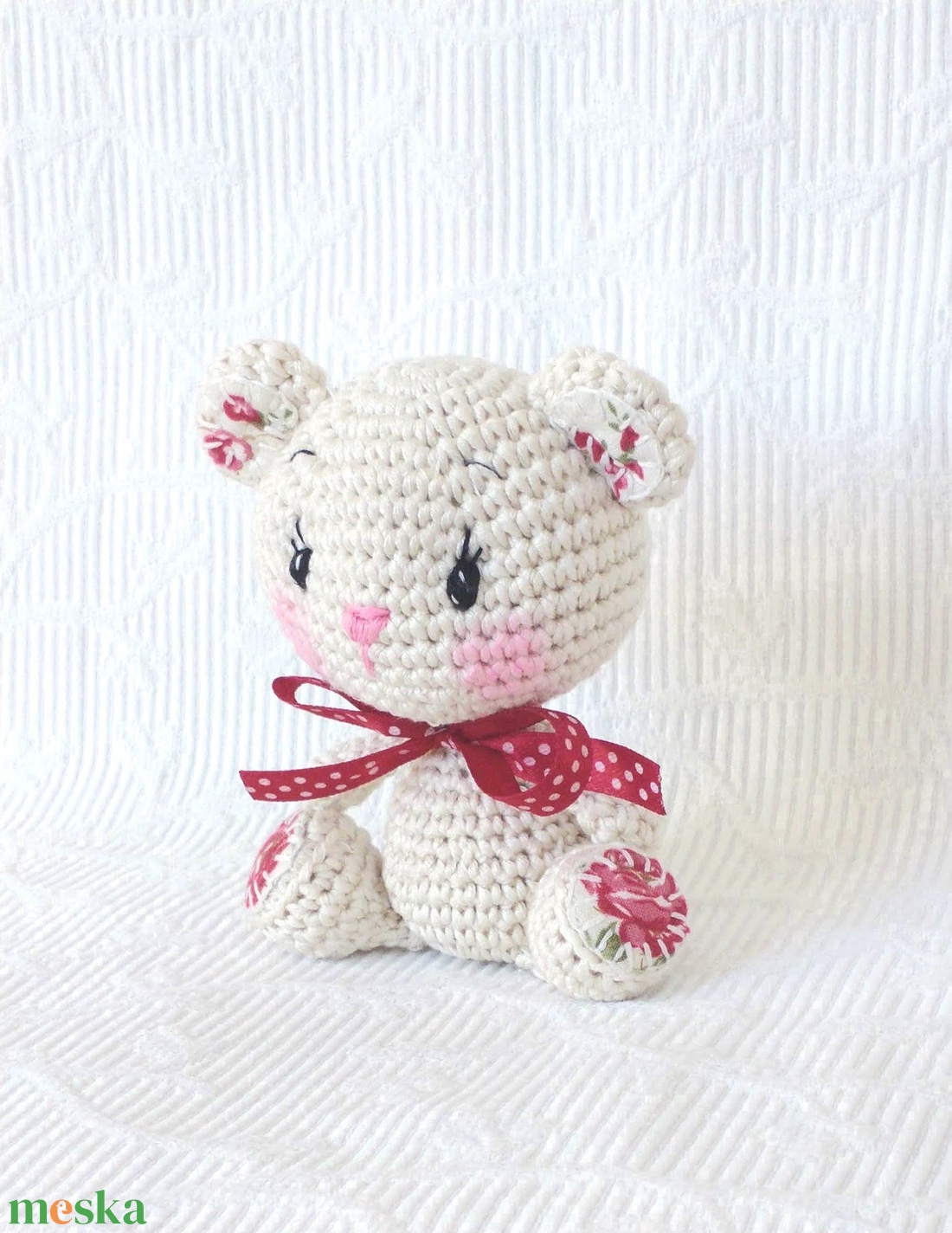  Maci lány - bordó rózsás - egyedi - horgolt marokállat - amigurumi - játék & sport - plüssállat & játékfigura - maci - Meska.hu