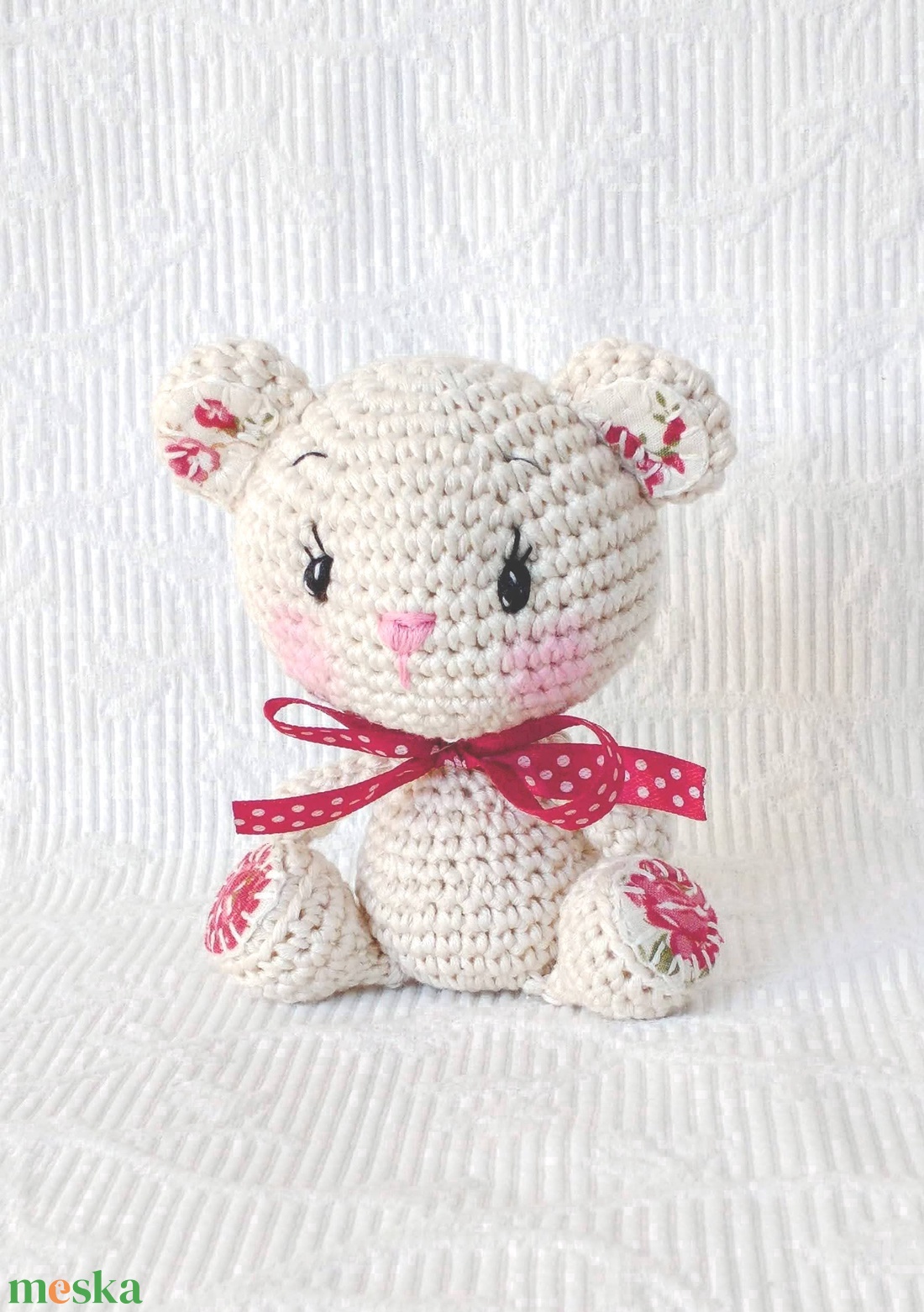  Maci lány - bordó rózsás - egyedi - horgolt marokállat - amigurumi - játék & sport - plüssállat & játékfigura - maci - Meska.hu