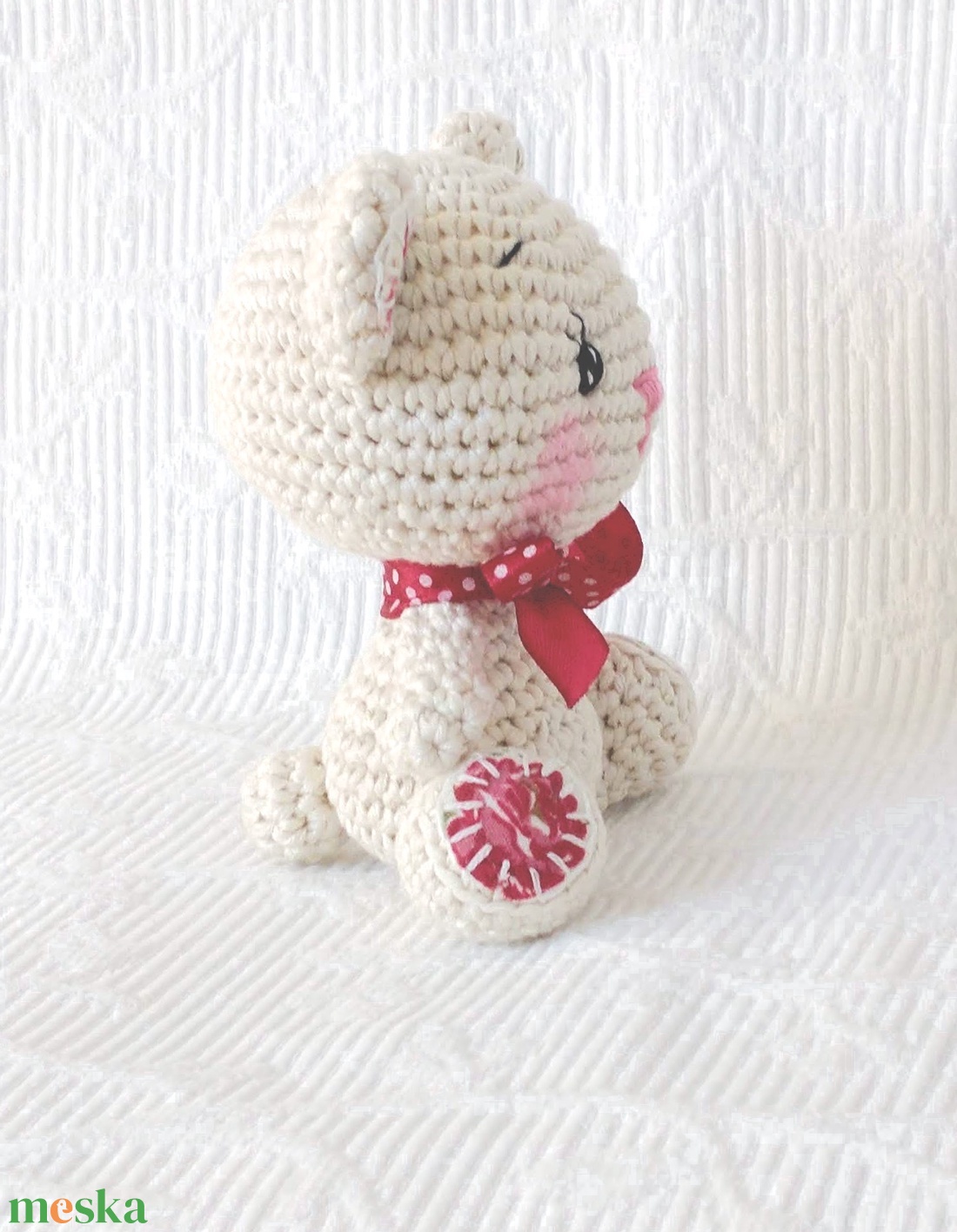  Maci lány - bordó rózsás - egyedi - horgolt marokállat - amigurumi - játék & sport - plüssállat & játékfigura - maci - Meska.hu