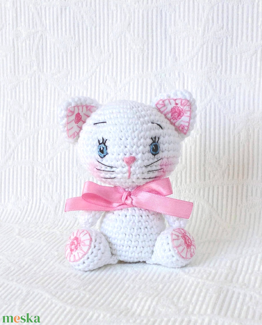 Horgolt  cica rózsákkal - kék szemű - amigurumi figura - játék & sport - plüssállat & játékfigura - cica - Meska.hu