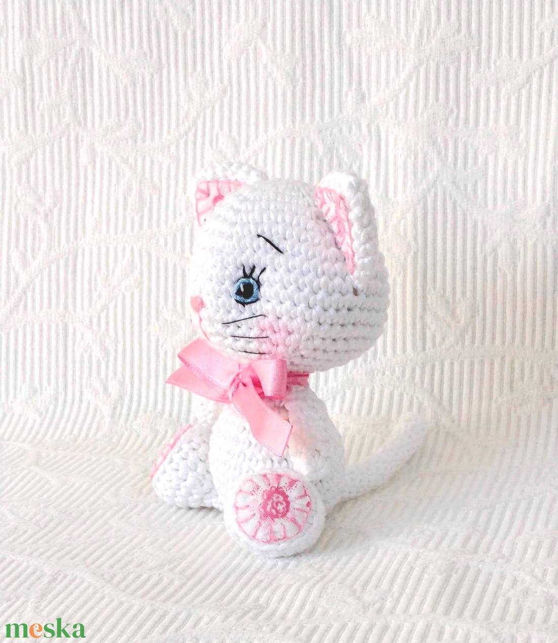 Horgolt  cica rózsákkal - kék szemű - amigurumi figura - játék & sport - plüssállat & játékfigura - cica - Meska.hu