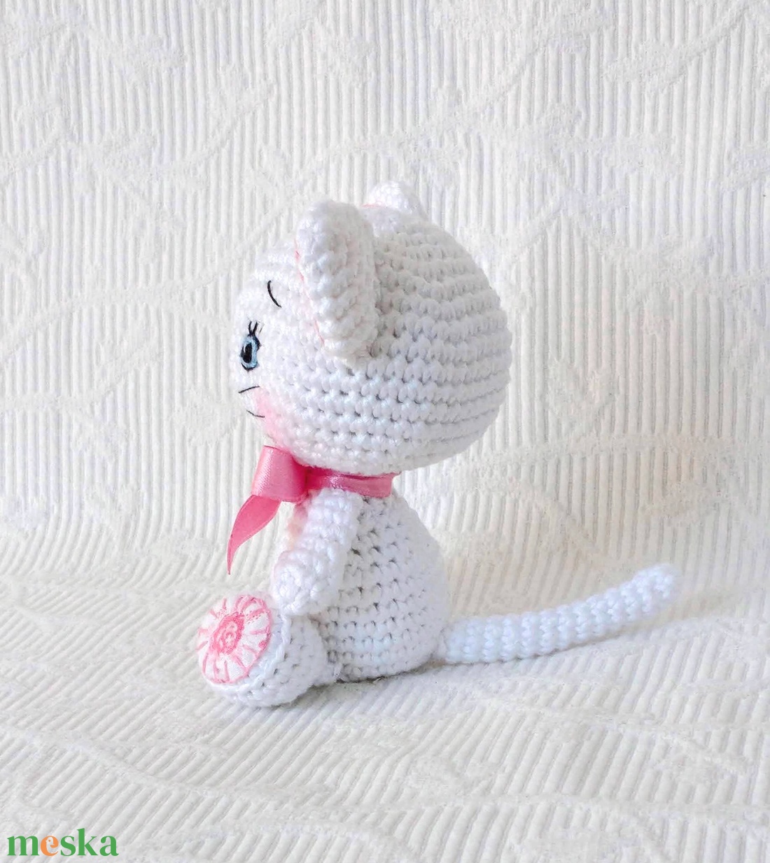 Horgolt  cica rózsákkal - kék szemű - amigurumi figura - játék & sport - plüssállat & játékfigura - cica - Meska.hu