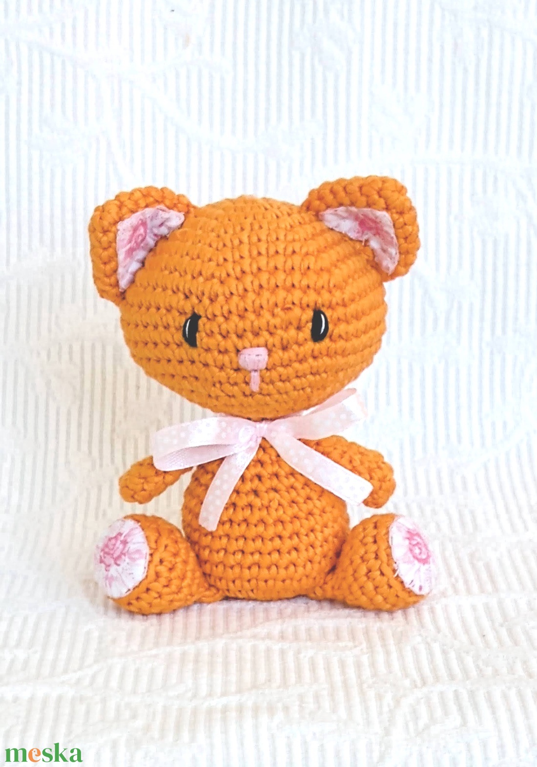Vörös cica rózsákkal - horgolt cica - amigurumi figura - játék & sport - plüssállat & játékfigura - cica - Meska.hu