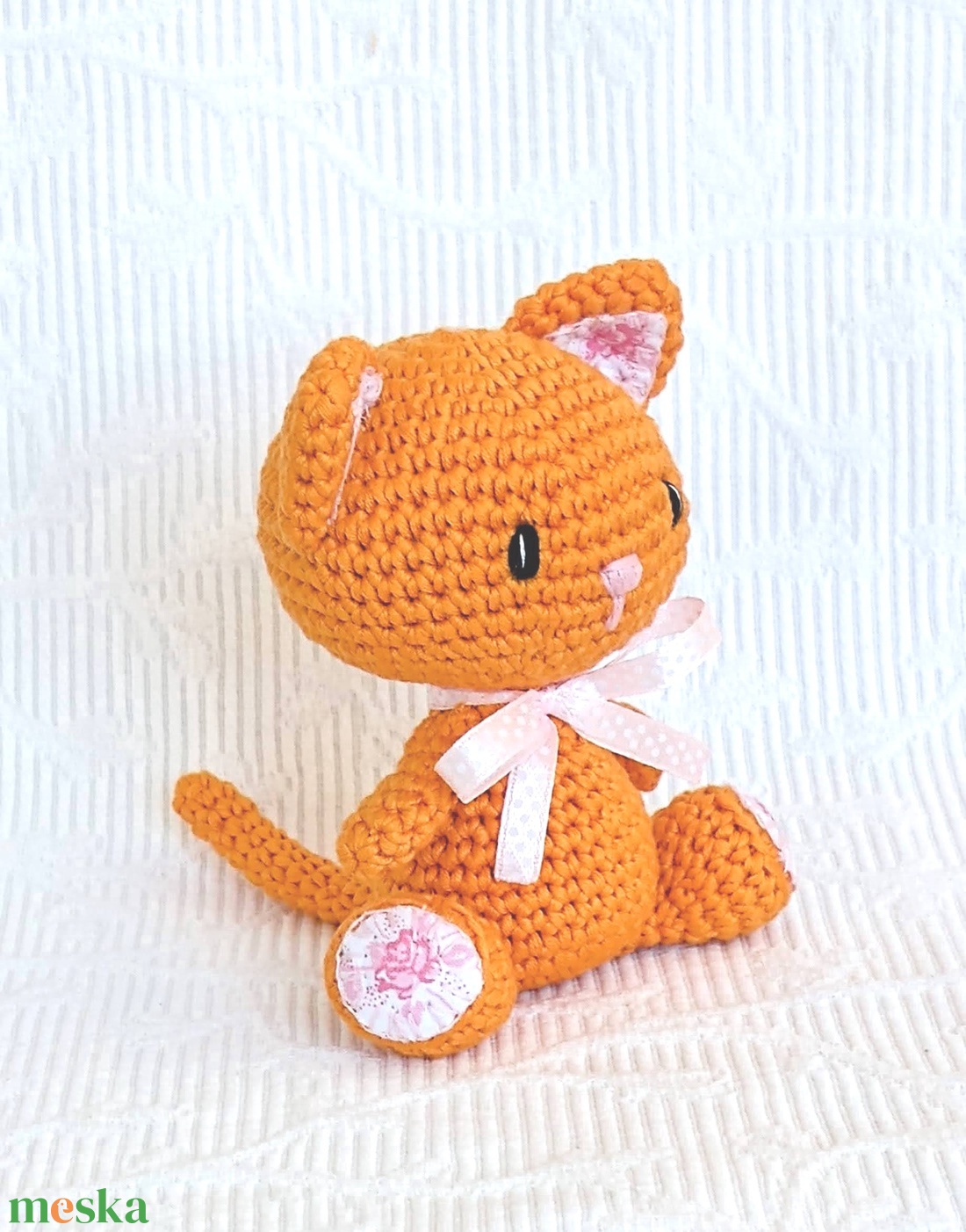 Vörös cica rózsákkal - horgolt cica - amigurumi figura - játék & sport - plüssállat & játékfigura - cica - Meska.hu
