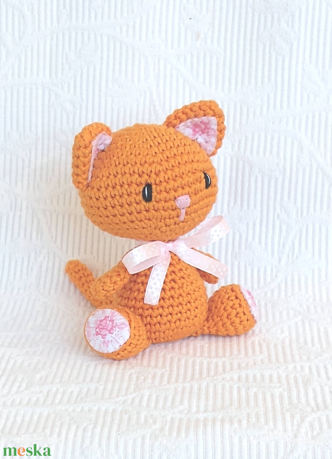 Vörös cica rózsákkal - horgolt cica - amigurumi figura - játék & sport - plüssállat & játékfigura - cica - Meska.hu
