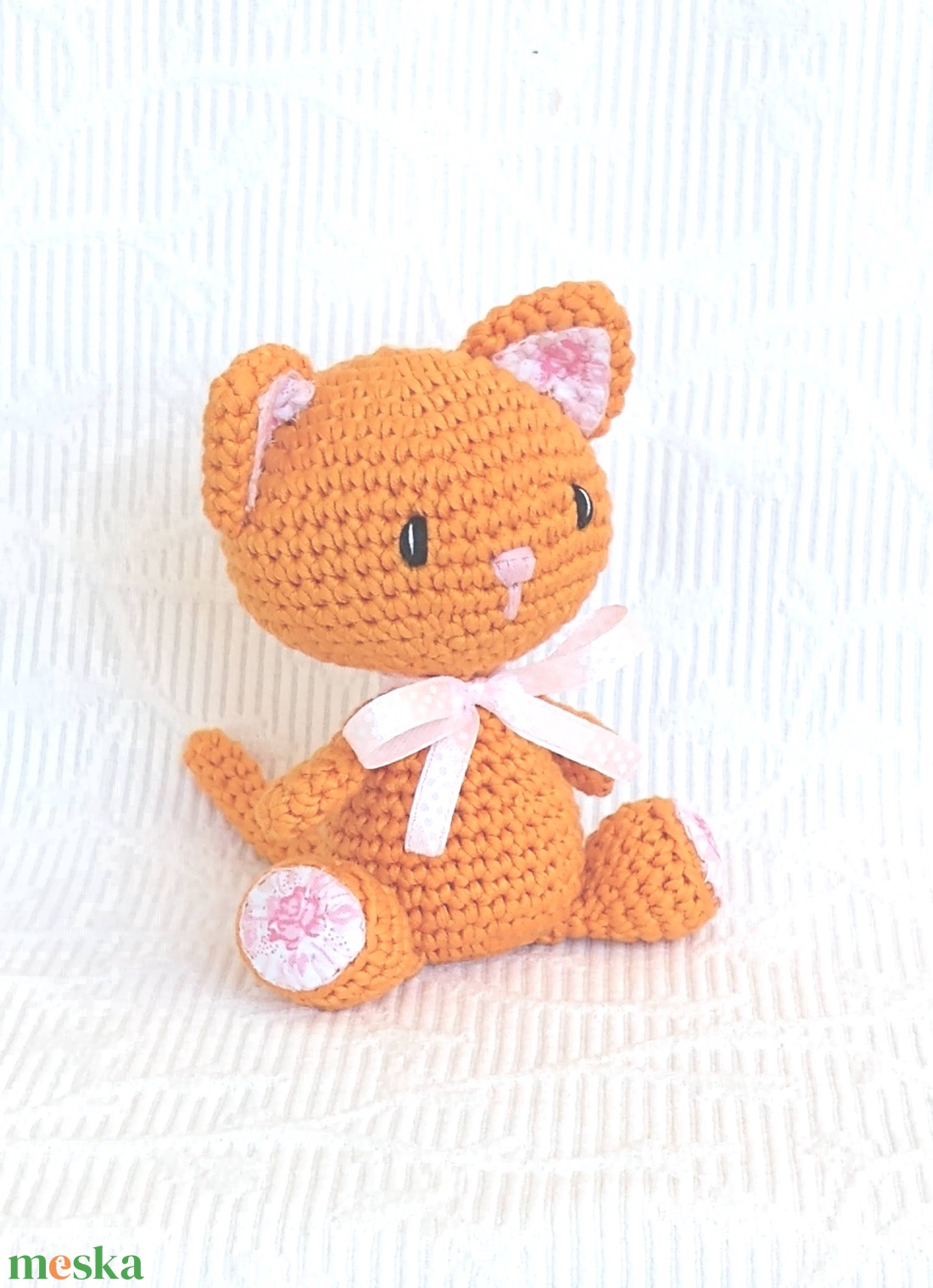 Vörös cica rózsákkal - horgolt cica - amigurumi figura - játék & sport - plüssállat & játékfigura - cica - Meska.hu