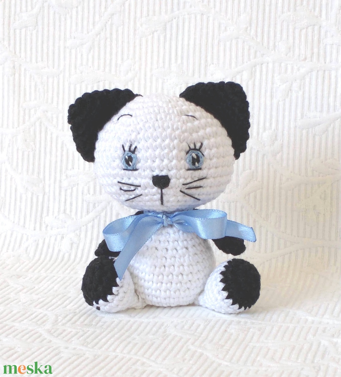 Fekete - fehér Cica  - kék szemű - amigurumi figura - játék & sport - plüssállat & játékfigura - cica - Meska.hu