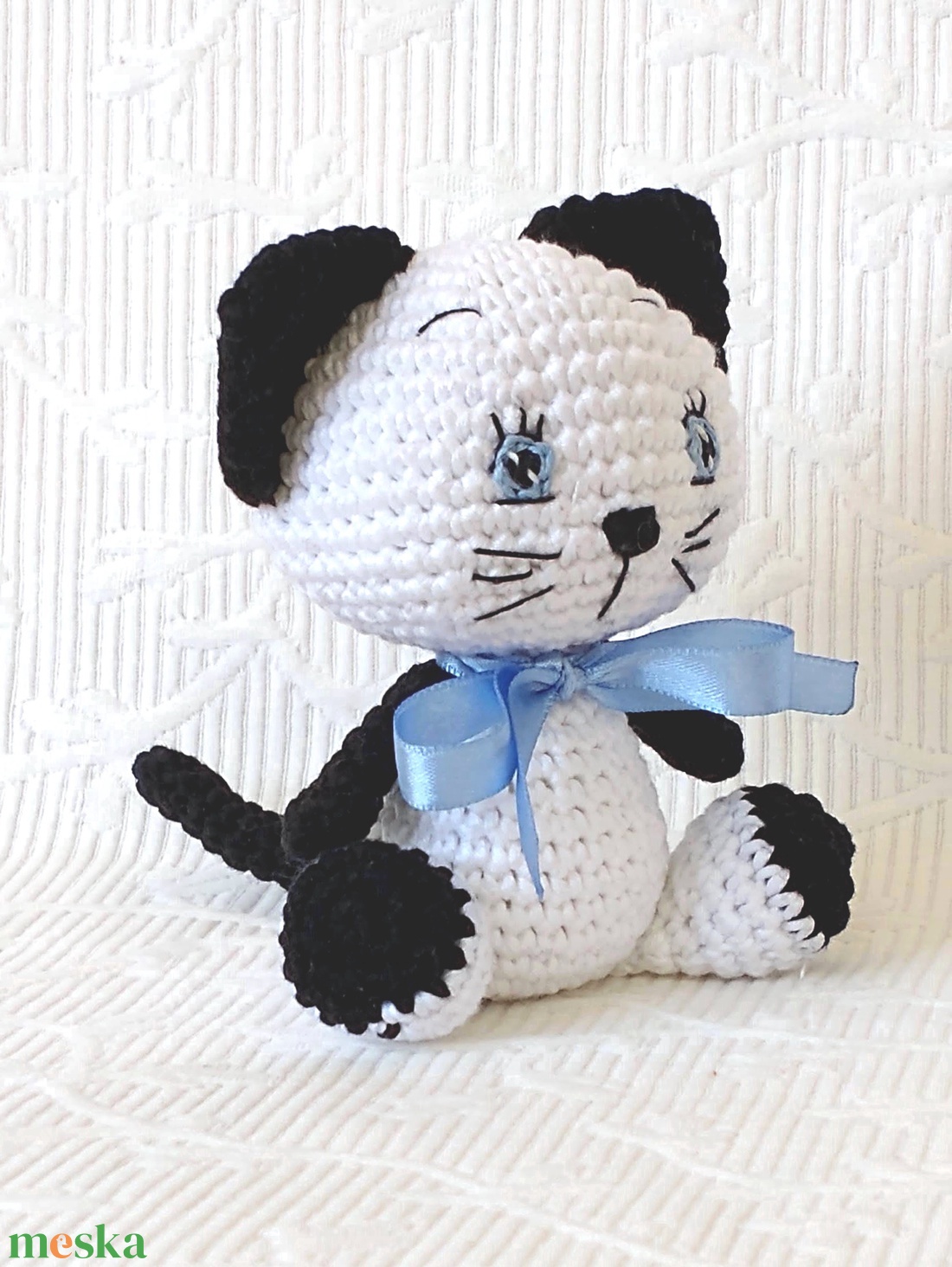 Fekete - fehér Cica  - kék szemű - amigurumi figura - játék & sport - plüssállat & játékfigura - cica - Meska.hu