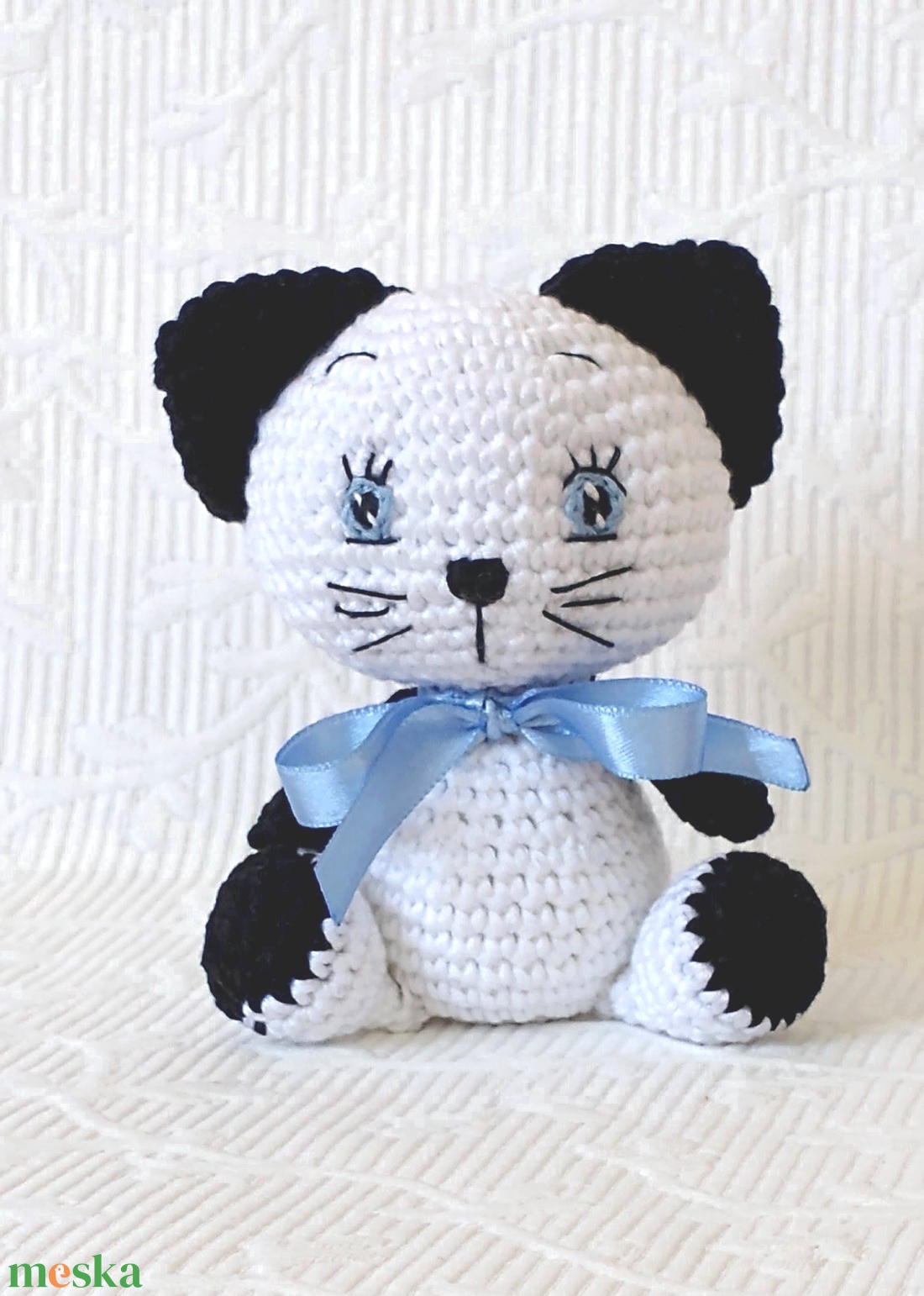 Fekete - fehér Cica  - kék szemű - amigurumi figura - játék & sport - plüssállat & játékfigura - cica - Meska.hu