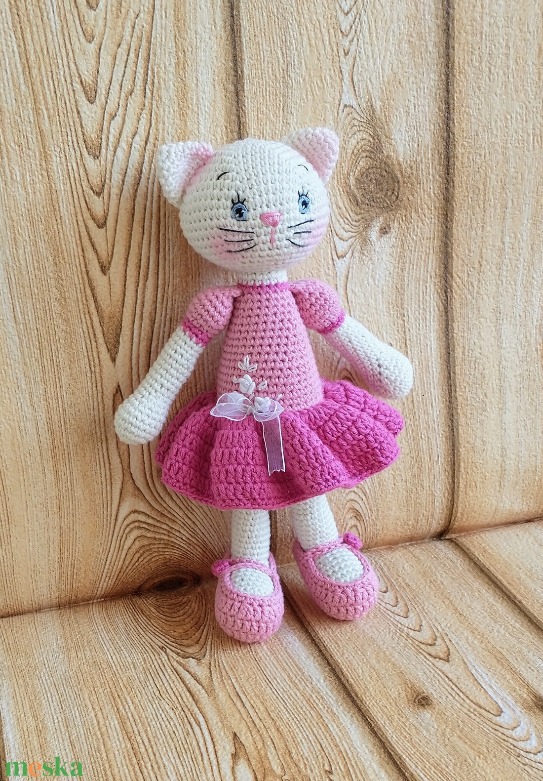 Egyedi - Hímzett ruhás- horgolt fehér cicalány - rózsaszín-pink - horgolt figura - játék & sport - plüssállat & játékfigura - cica - Meska.hu