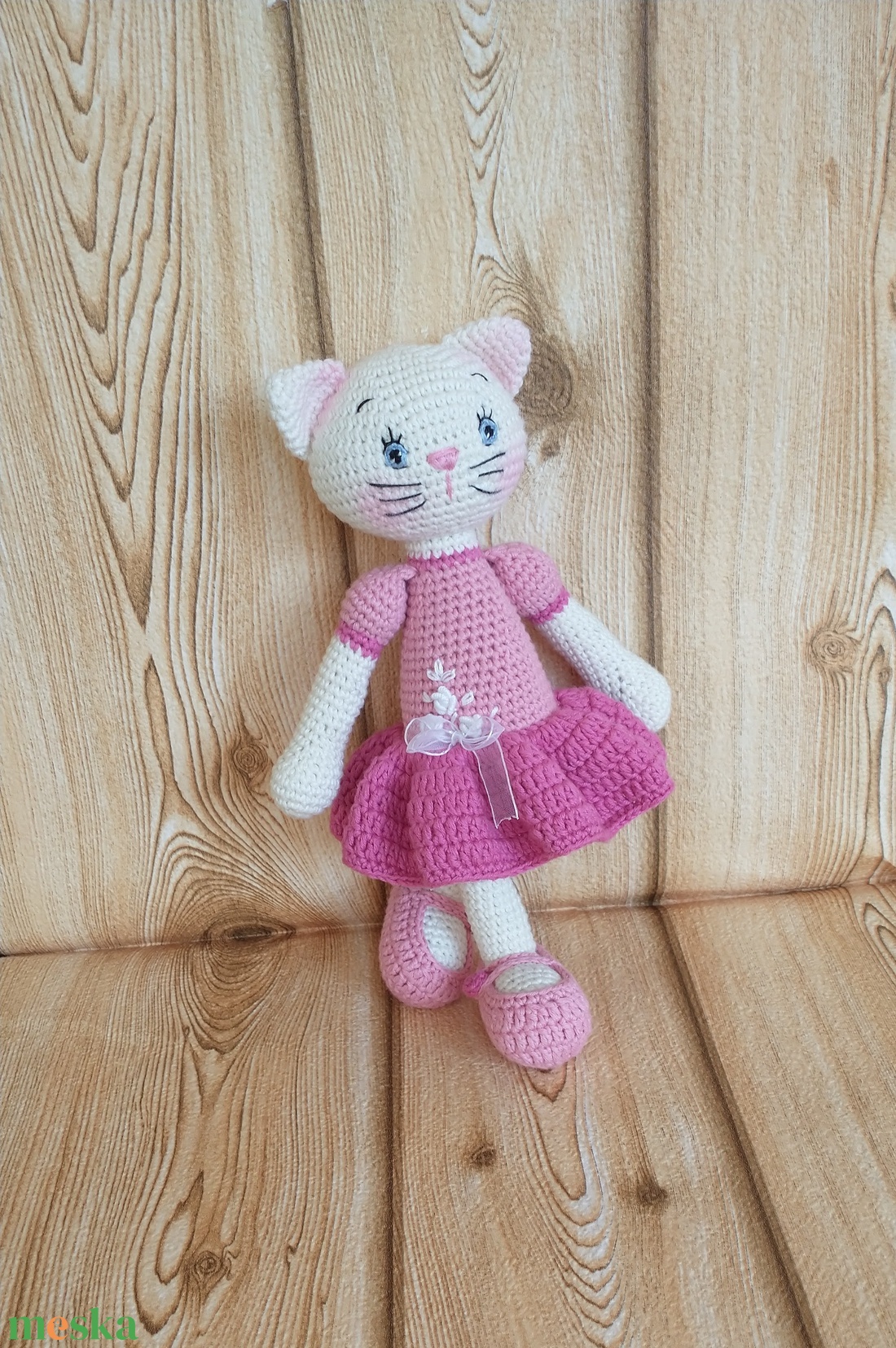 Egyedi - Hímzett ruhás- horgolt fehér cicalány - rózsaszín-pink - horgolt figura - játék & sport - plüssállat & játékfigura - cica - Meska.hu