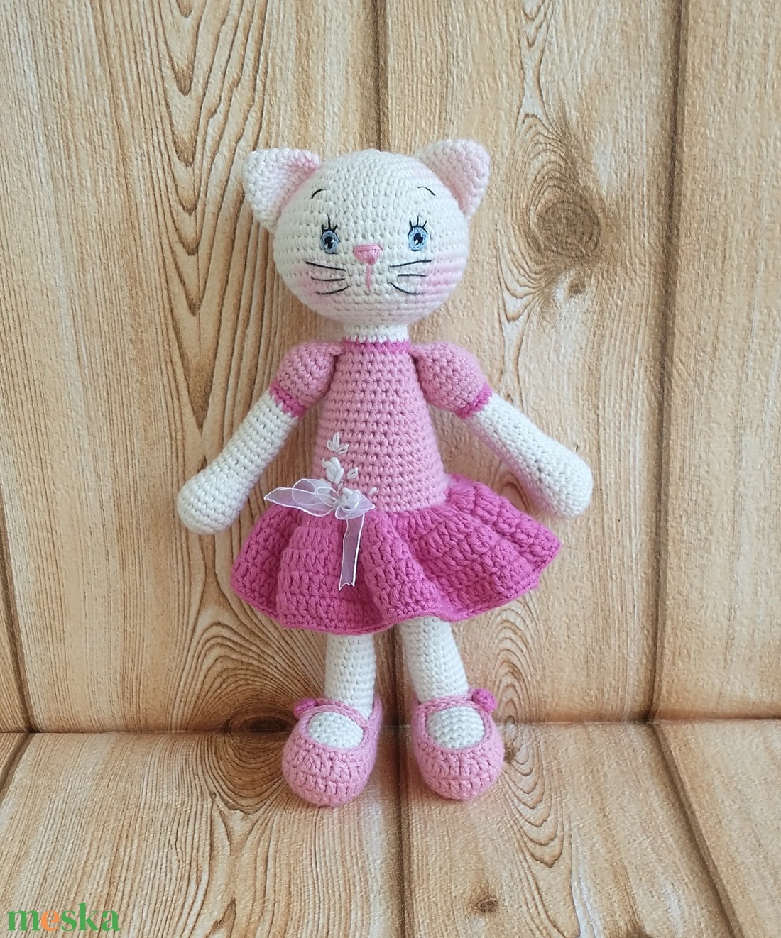 Egyedi - Hímzett ruhás- horgolt fehér cicalány - rózsaszín-pink - horgolt figura - játék & sport - plüssállat & játékfigura - cica - Meska.hu