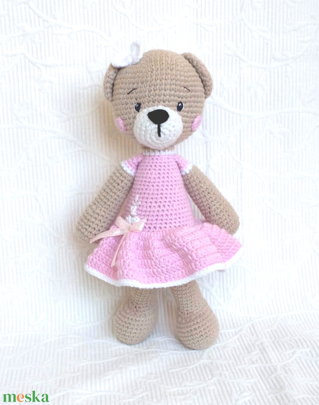 Maci kislány - egyedi hímzett rózsaszín ruhában - horgolt puha - amigurumi maci figura - játék & sport - plüssállat & játékfigura - maci - Meska.hu