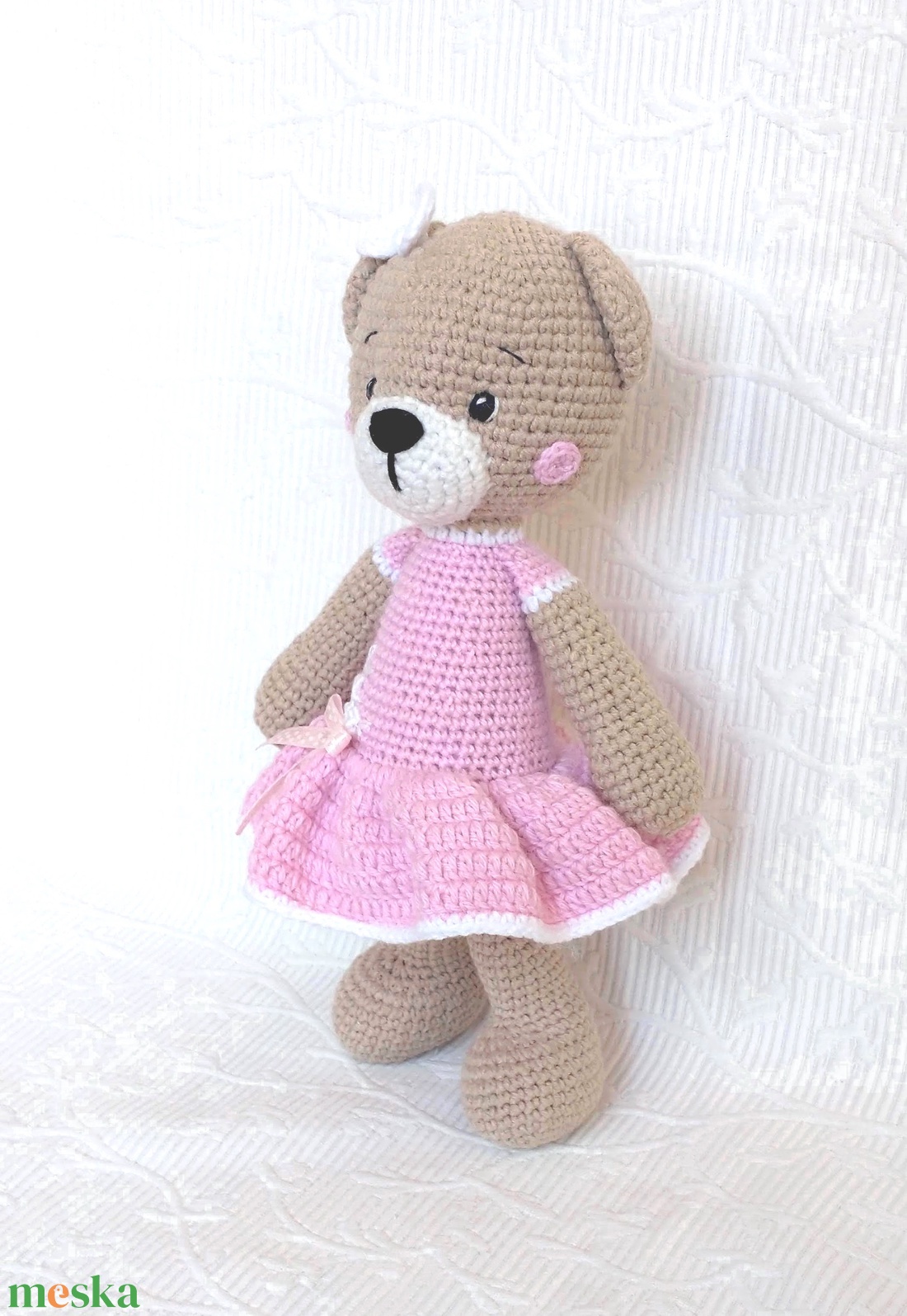 Maci kislány - egyedi hímzett rózsaszín ruhában - horgolt puha - amigurumi maci figura - játék & sport - plüssállat & játékfigura - maci - Meska.hu