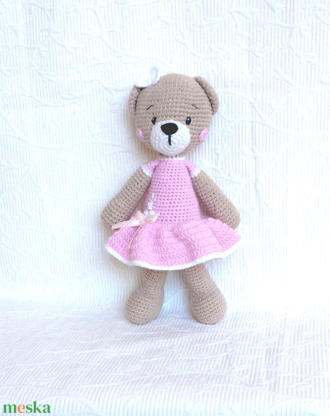 Maci kislány - egyedi hímzett rózsaszín ruhában - horgolt puha - amigurumi maci figura - játék & sport - plüssállat & játékfigura - maci - Meska.hu