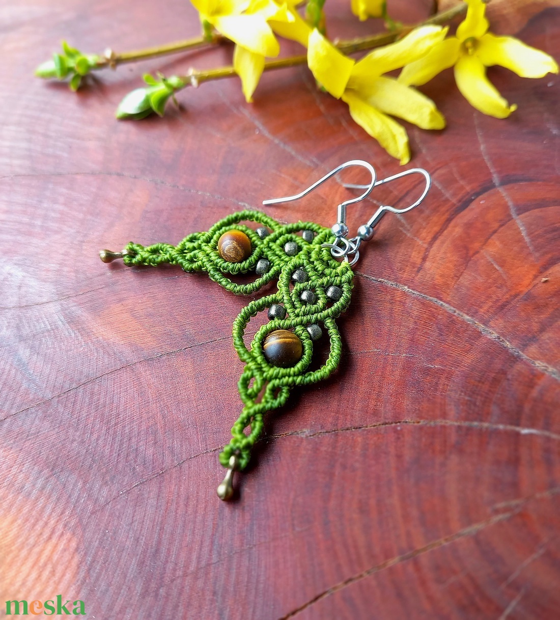 Tigrisszem gyöngyös makramé fülbevaló  - ékszer - fülbevaló - lógó fülbevaló - Meska.hu