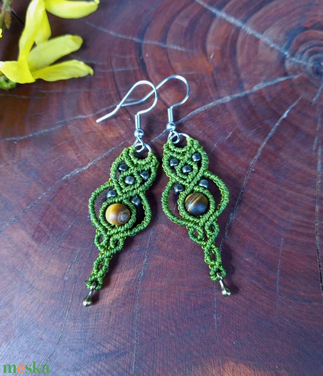 Tigrisszem gyöngyös makramé fülbevaló  - ékszer - fülbevaló - lógó fülbevaló - Meska.hu