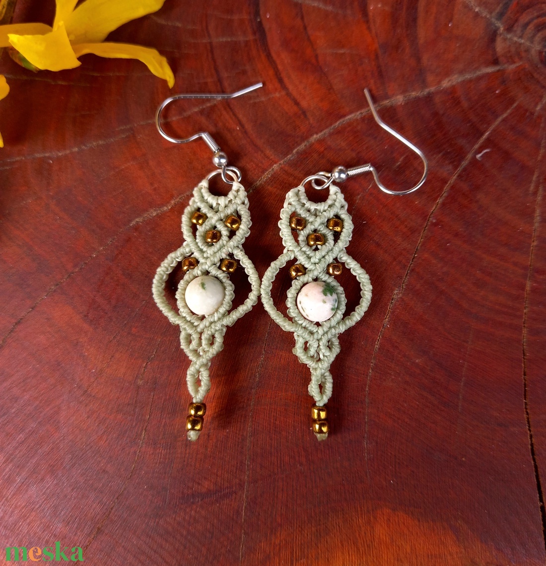 Halvány zöld makramé fülbevaló  - ékszer - fülbevaló - lógó fülbevaló - Meska.hu