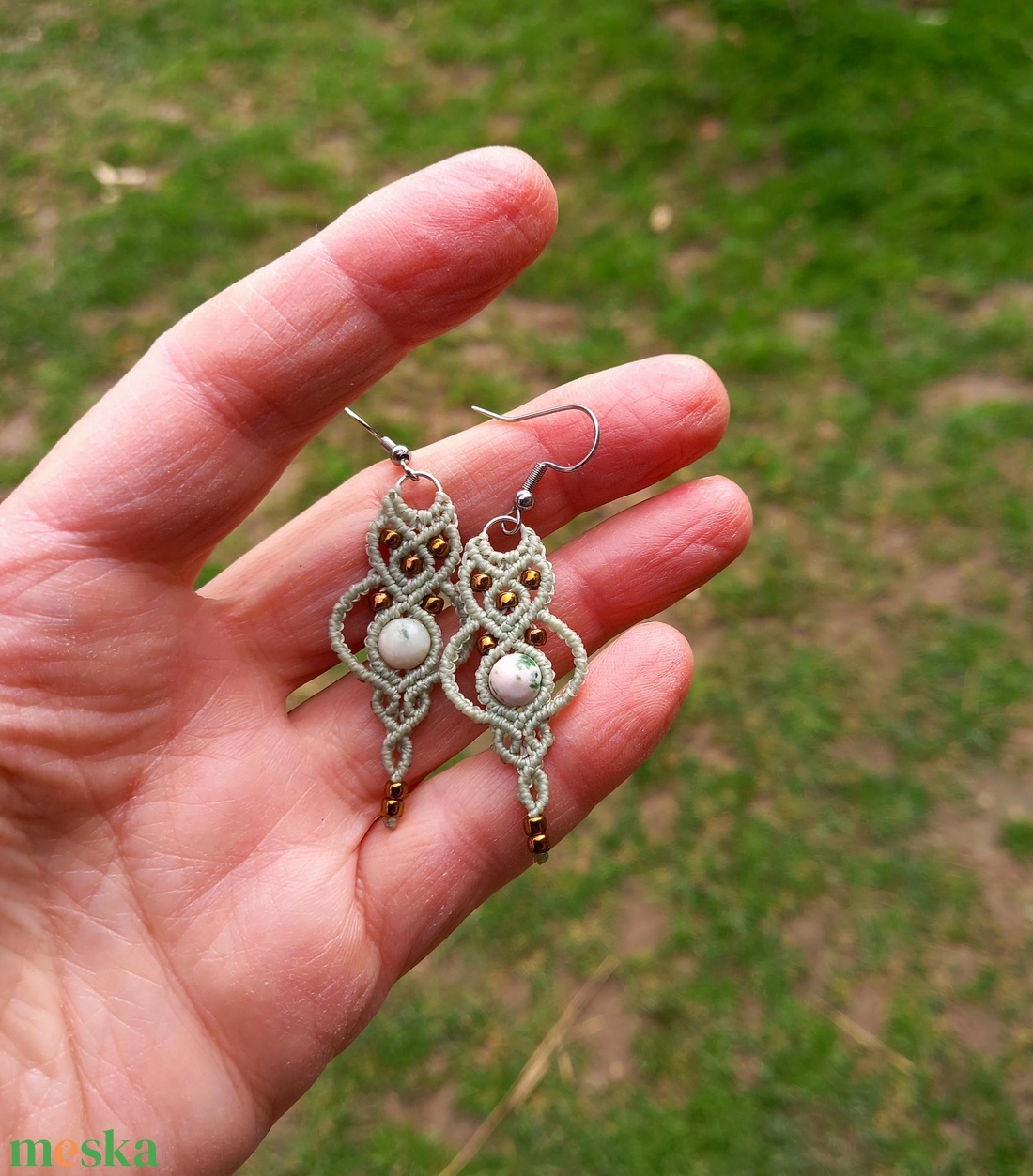 Halvány zöld makramé fülbevaló  - ékszer - fülbevaló - lógó fülbevaló - Meska.hu