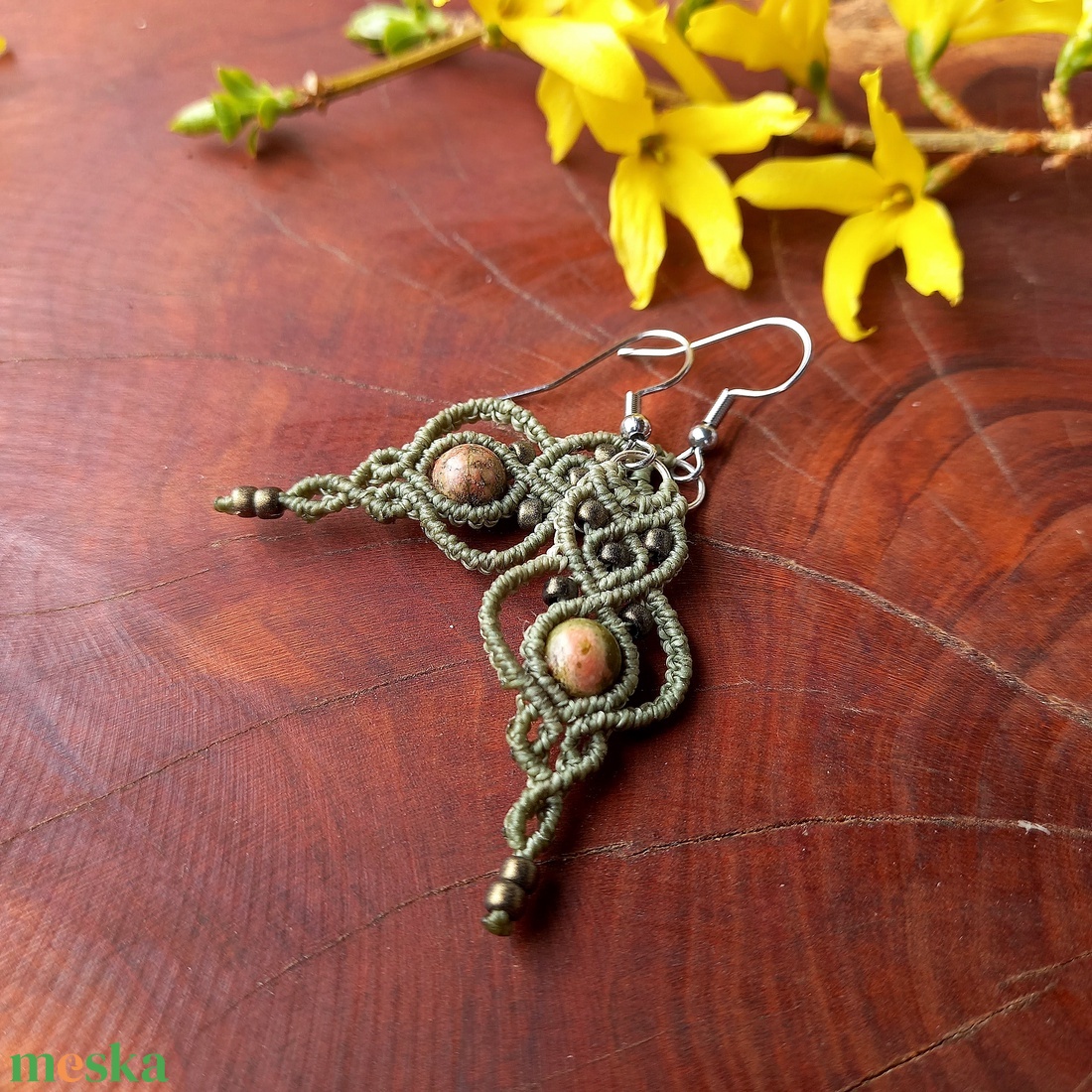 Zöldike,makramé fülbevaló  - ékszer - fülbevaló - lógó fülbevaló - Meska.hu