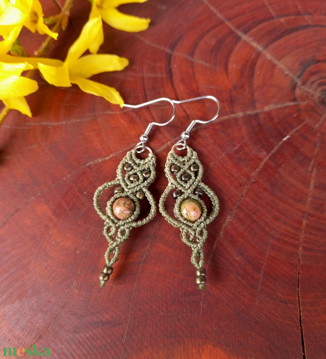 Zöldike,makramé fülbevaló  - ékszer - fülbevaló - lógó fülbevaló - Meska.hu