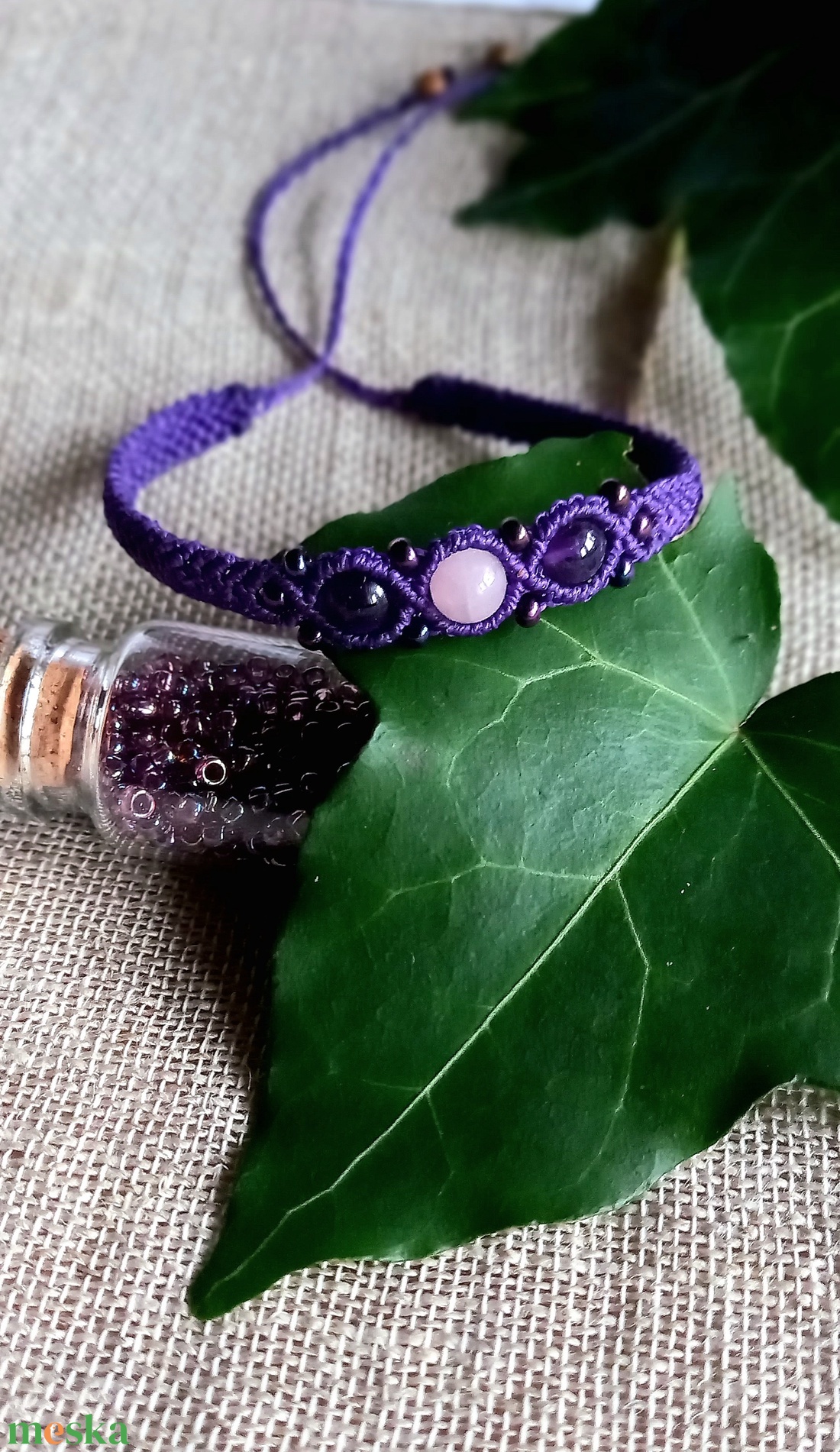 Vékony,sötét lila makramé karkötő - ékszer - karkötő - gyöngyös karkötő - Meska.hu