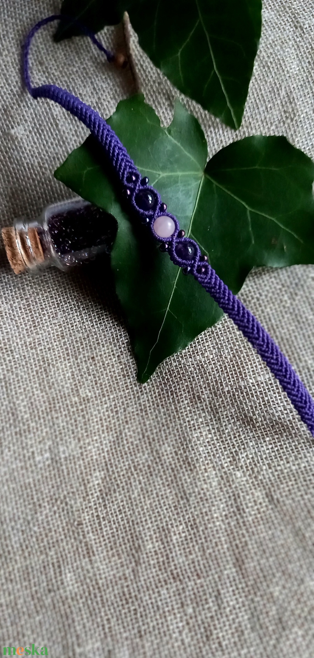 Vékony,sötét lila makramé karkötő - ékszer - karkötő - gyöngyös karkötő - Meska.hu