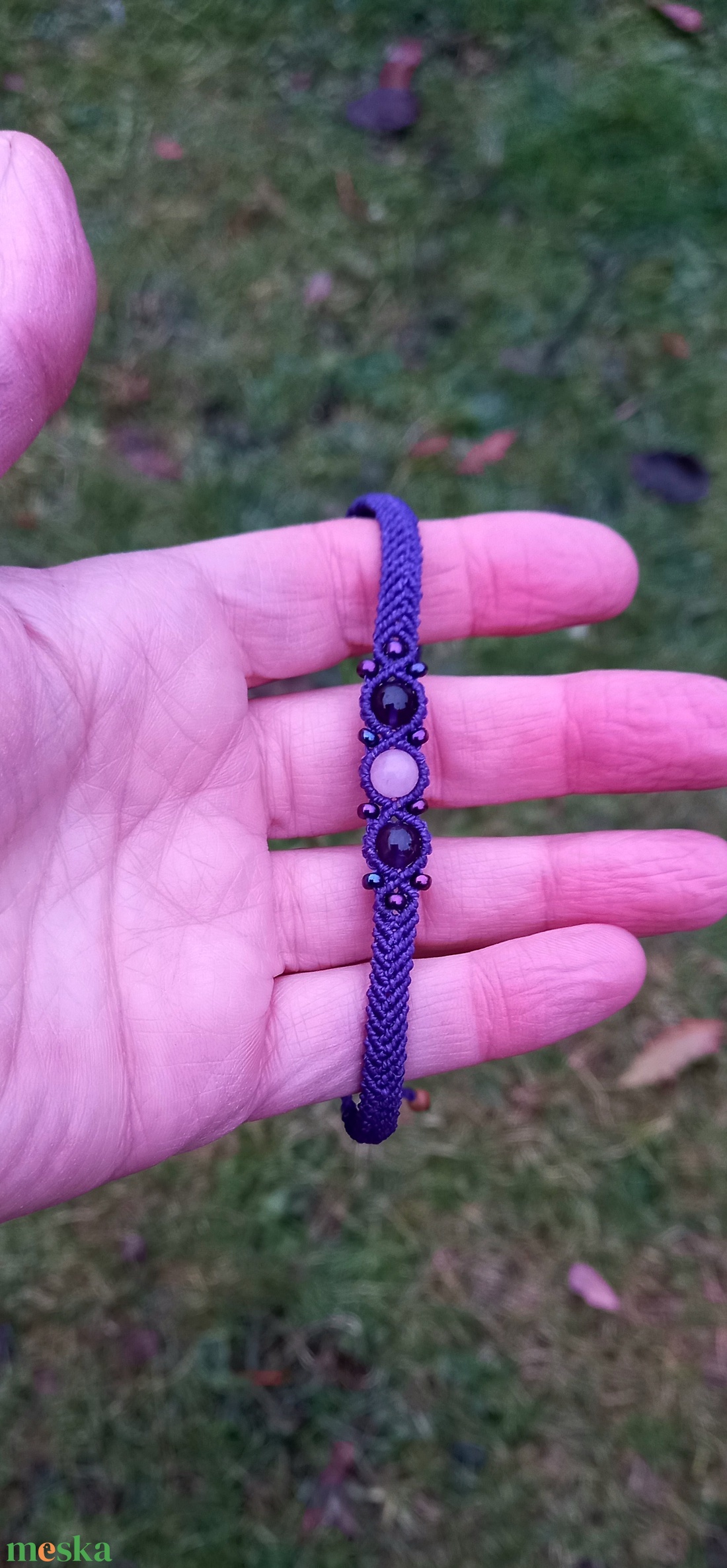 Vékony,sötét lila makramé karkötő - ékszer - karkötő - gyöngyös karkötő - Meska.hu