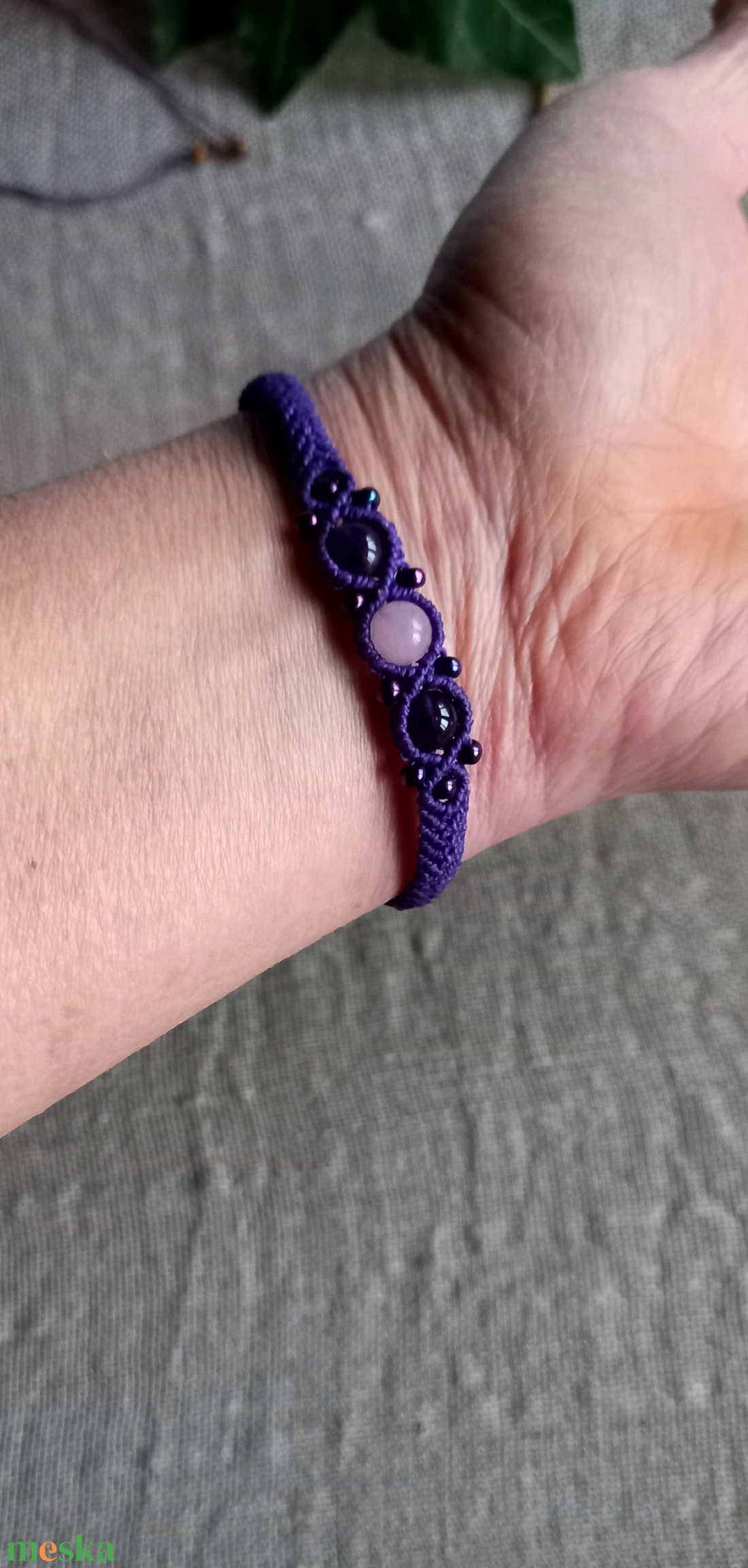 Vékony,sötét lila makramé karkötő - ékszer - karkötő - gyöngyös karkötő - Meska.hu