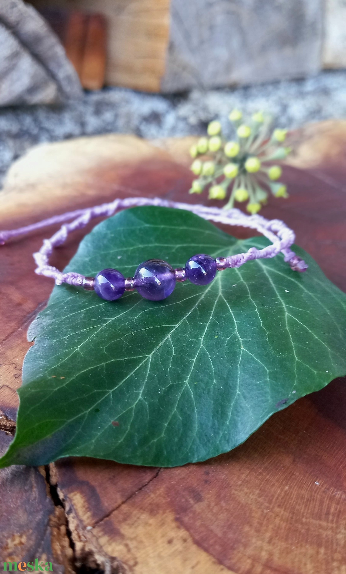 Ametiszt ,vékony makramé karkötő  - ékszer - karkötő - gyöngyös karkötő - Meska.hu